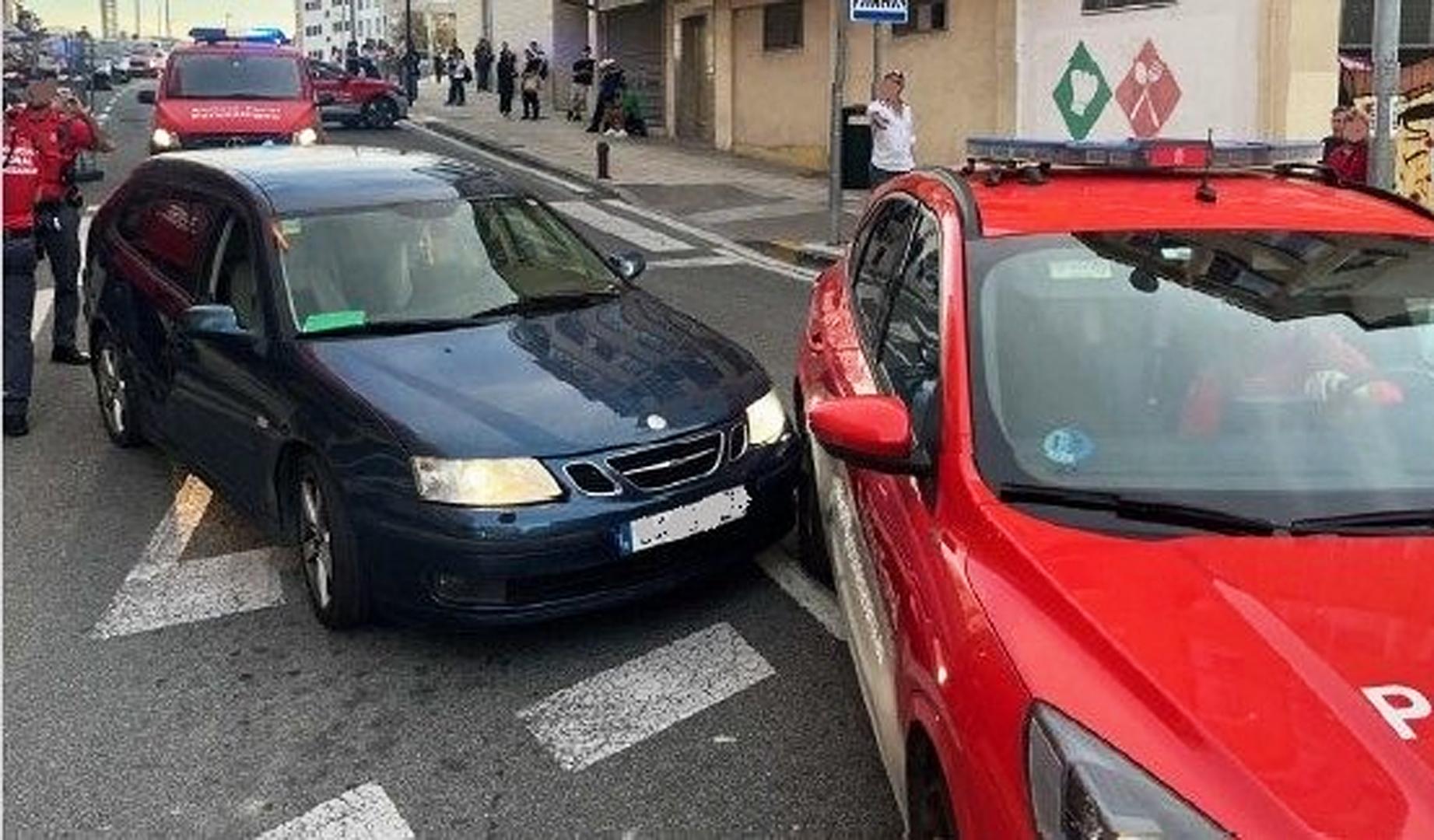 Momento en el que la patrulla de la Policía Foral para al automóvil del infractor