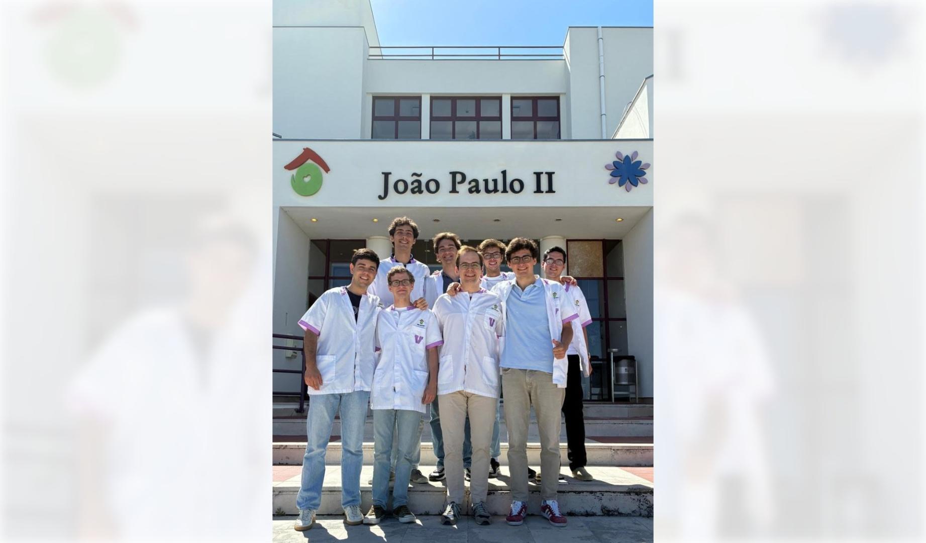 En la imagen, de izda a dcha y de delante a atrás: Darío Abad, Álvaro Montuenga, Joao Teixira Duarte, Rafa Stain, Guillermo Daza, Carlos Brotons, Joaquín Anaya y Ángel Arévalo.