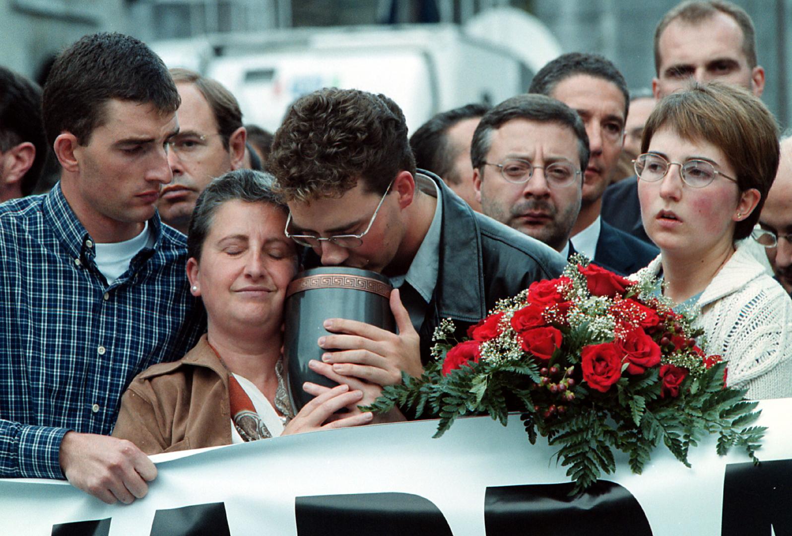 15 de julio de 2001, tras el funeral por Múgica, hubo una marcha por Leitza contra ETA. Tras la pancarta, Reyes Zubeldia lleva la urna con las cenizas de su marido, rodeada por sus hijos Francisco, Daniel y Raquel