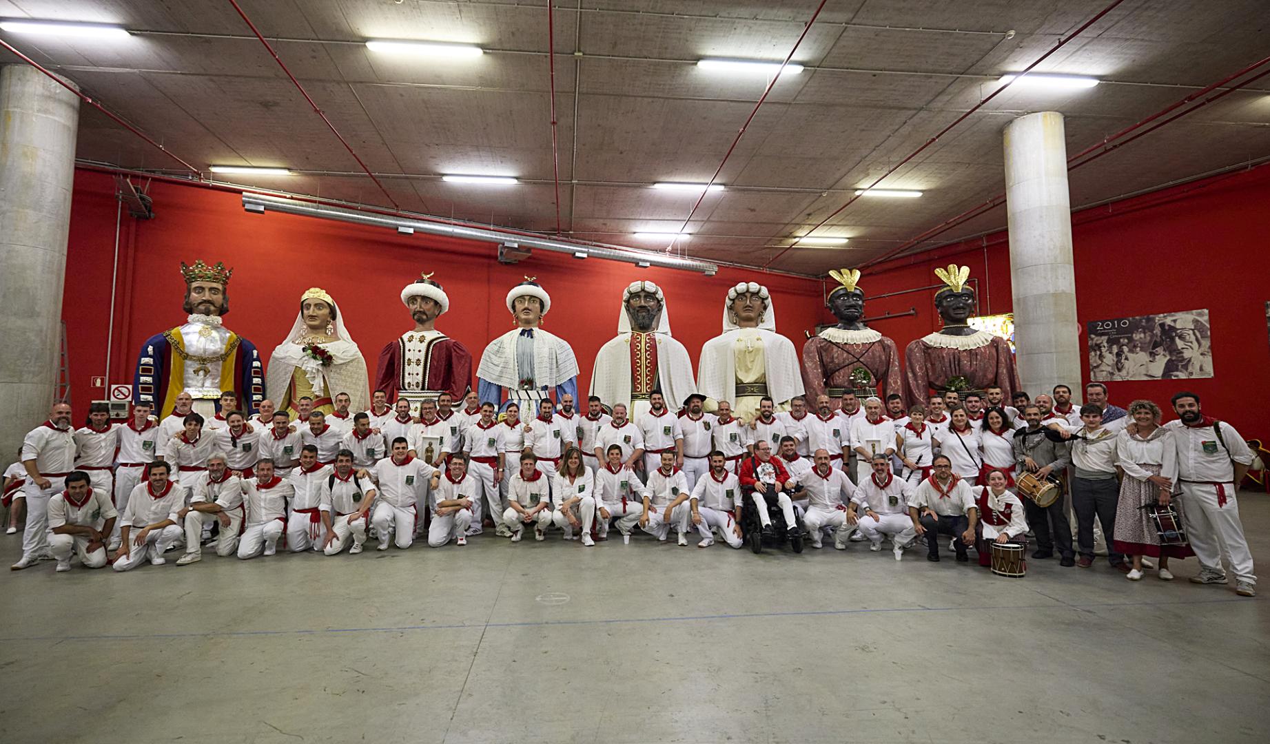 Integrantes de la comparsa de gigantes y cabezudos de pamplona, en la estación de autobuses justo antes de una salida en los sanfermines del año pasado