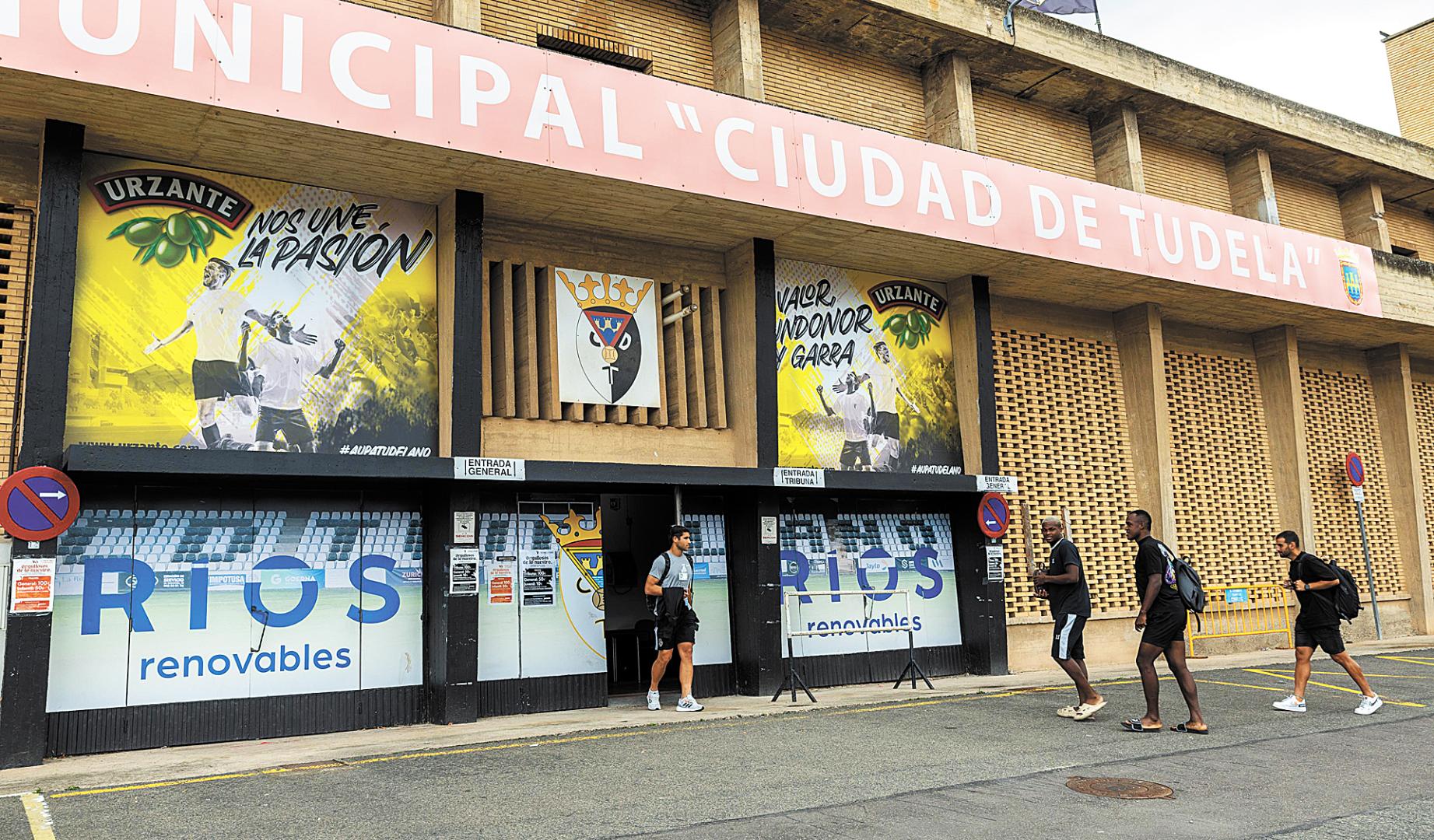 Imagen del acceso principal al estadio Ciudad de Tudela, donde juega el Tudelano