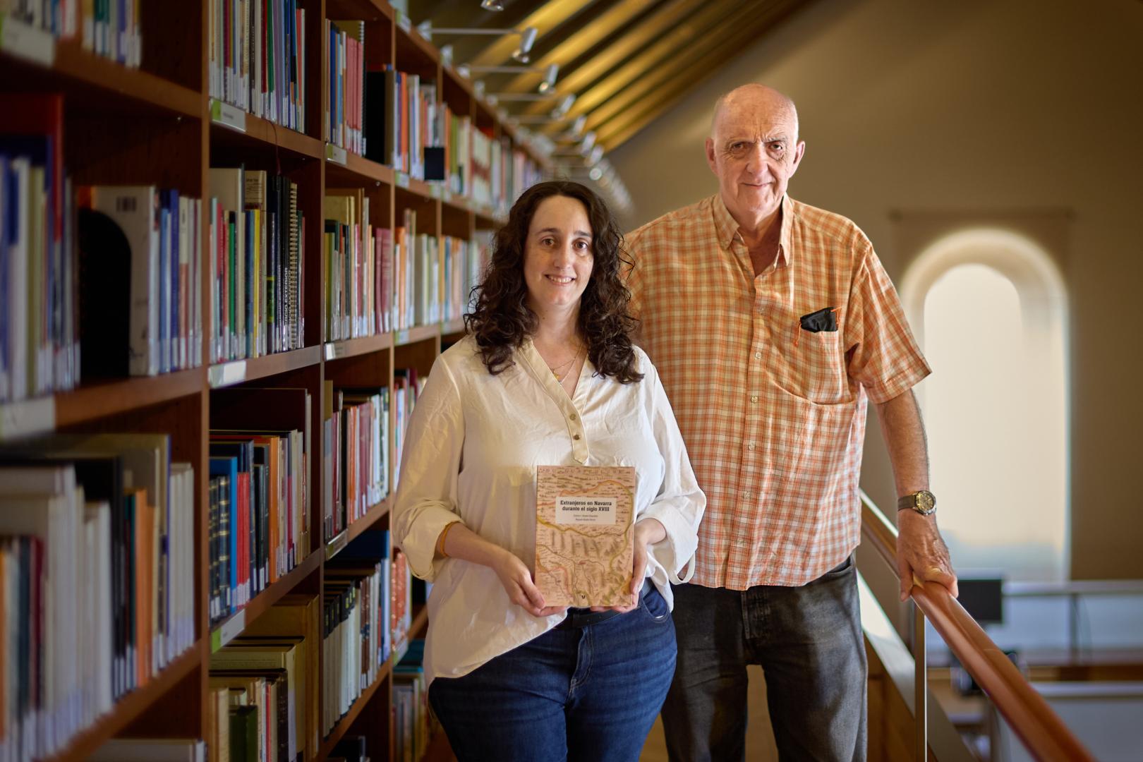 Raquel y Carlos Idoate, fotografiados en el Archivo de Navarra.