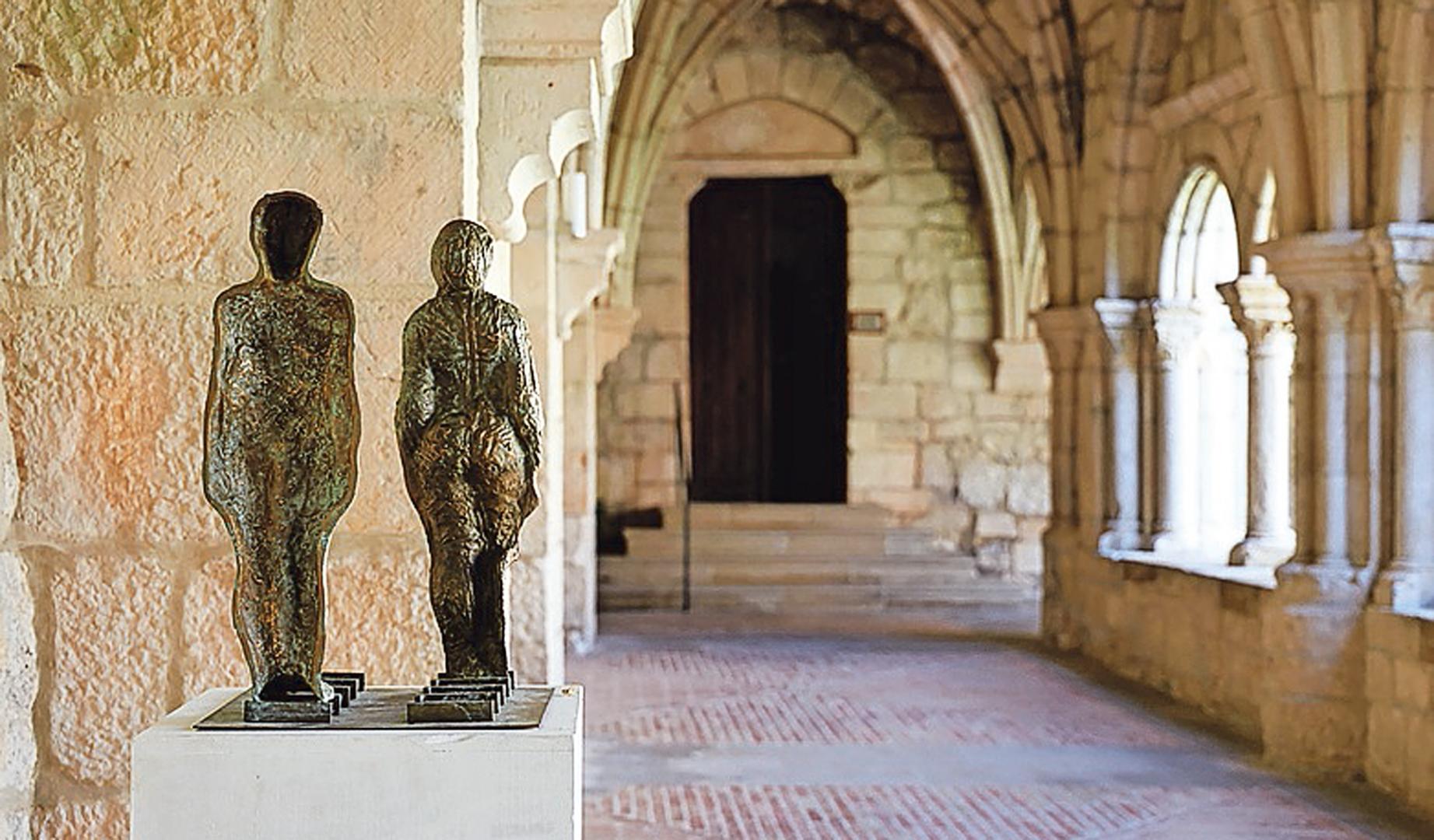 Las esculturas forman parte del silencio del monasterio