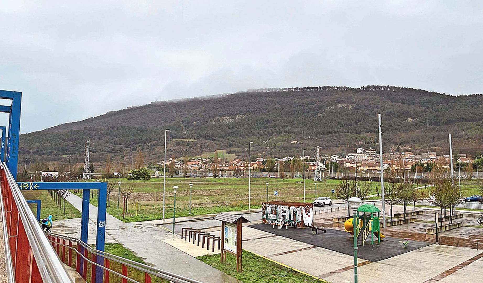 Terreno próximo a las instalaciones deportivas municipales en Artica que se usará para el concierto