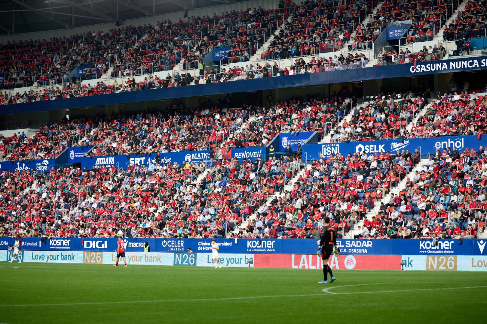 A: J.P. Urdíroz F: 02-11-2024 P: L: Pamplona. Estadio del Sadar. T: Fútbol. Liga EA Sports. Jornada 12. Partido Osasuna-Valladolid. PUBLICO EN GRADAS. AFICION.