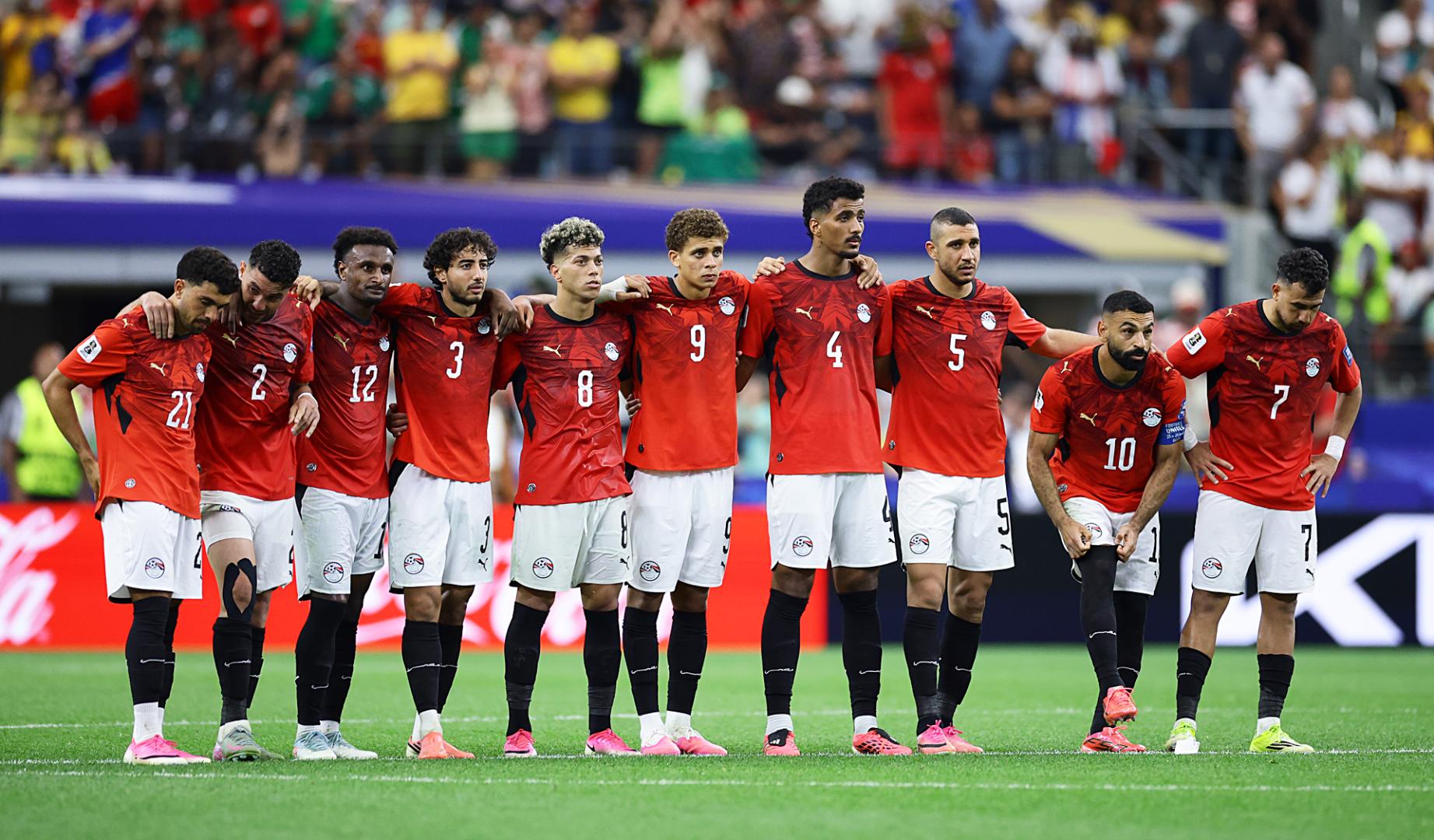 Los jugadores de Egipto, durante la tanda de penaltis contra Australia