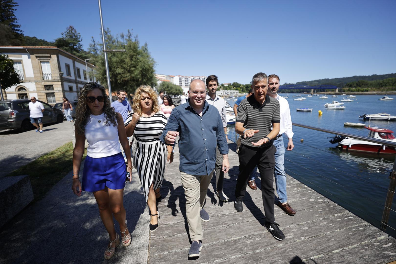 El secretario general del Partido Popular, Miguel Tellado (c), durante la visita que ha realizado este sábado al XVI Feirón Medieval dos Andrade de Pontedeume, donde ha estado acompañado por el candidato del partido en la localidad y ex árbitro de Primera División, Ignacio Iglesias Villanueva (d).