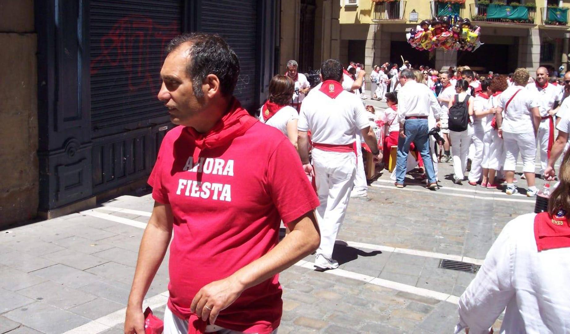 Mario Conella Zemmeri en los Sanfermines de 2008 pasando por la calle Nueva