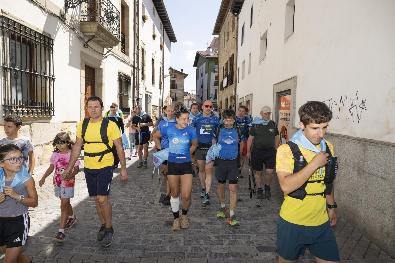 Salida del primer grupo de participantes en el reto solidario desde Alsasua hasta la Cruz de Bargagain en la ascensión a Urbasa.
