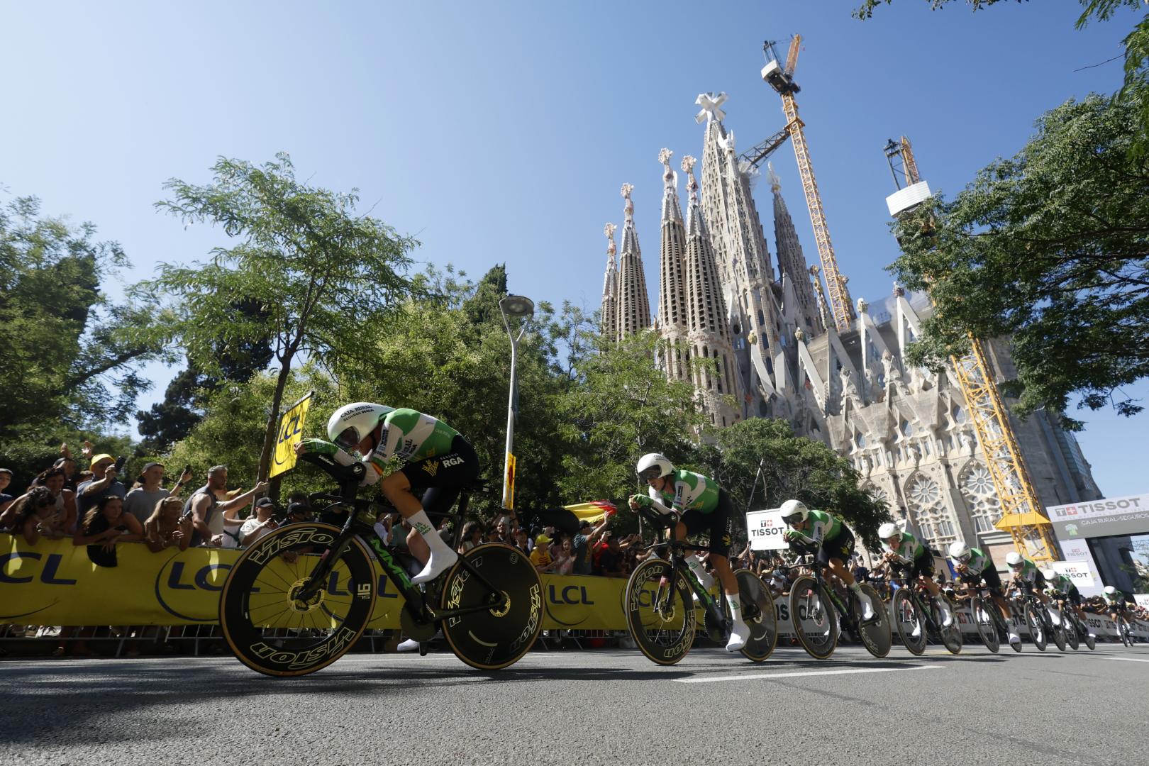 Caja Rural-RGA frente a la Sagrada Familia.