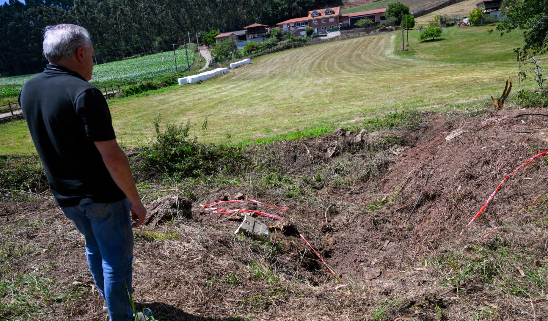 Un hombre observa el lugar donde un espectador de 38 años del Rallysprint Carreño, celebrado en Asturias, ha fallecido este sábado tras ser atropellado por uno de los coches que participaba en la prueba deportiva, cuyo piloto y copiloto han resultado heridos.