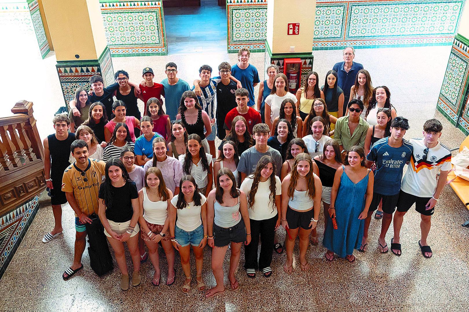 Residentes de Nuestra Señora de Gracia, durante una actividad preparada por los voluntarios