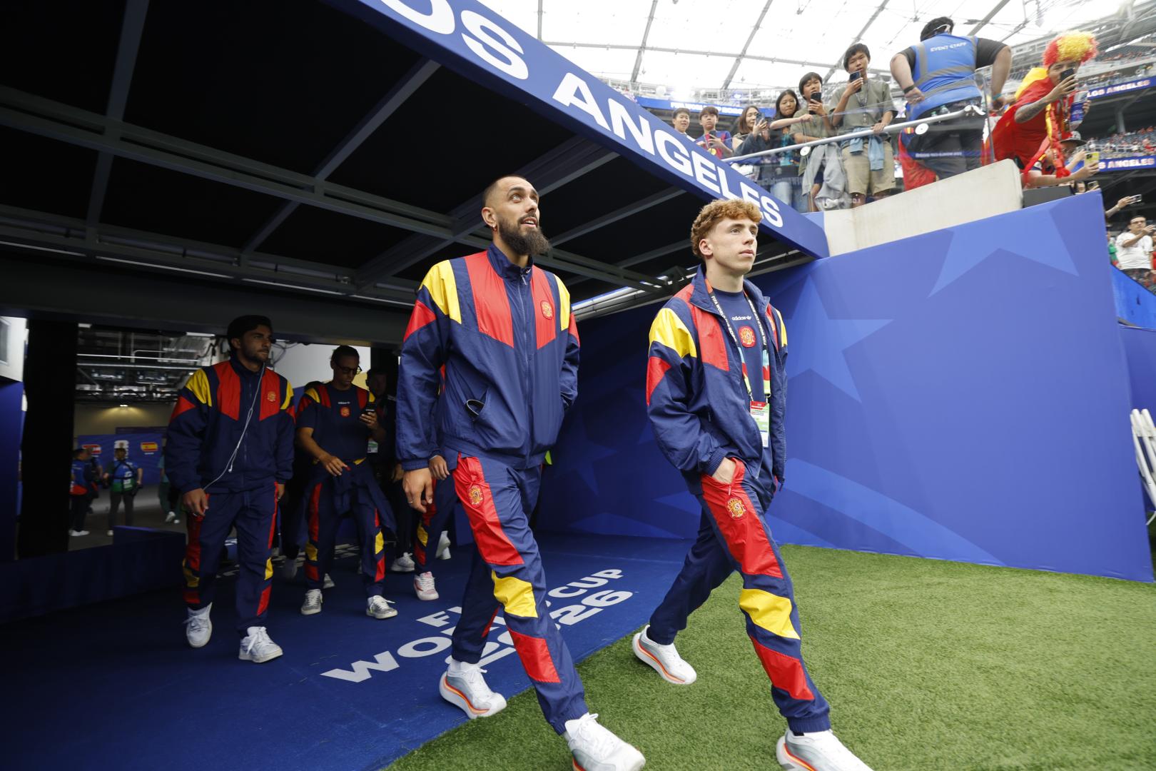 Víctor Muñoz, junto a Borja Iglesias, en los momentos previos del España-Austria del Mundial
