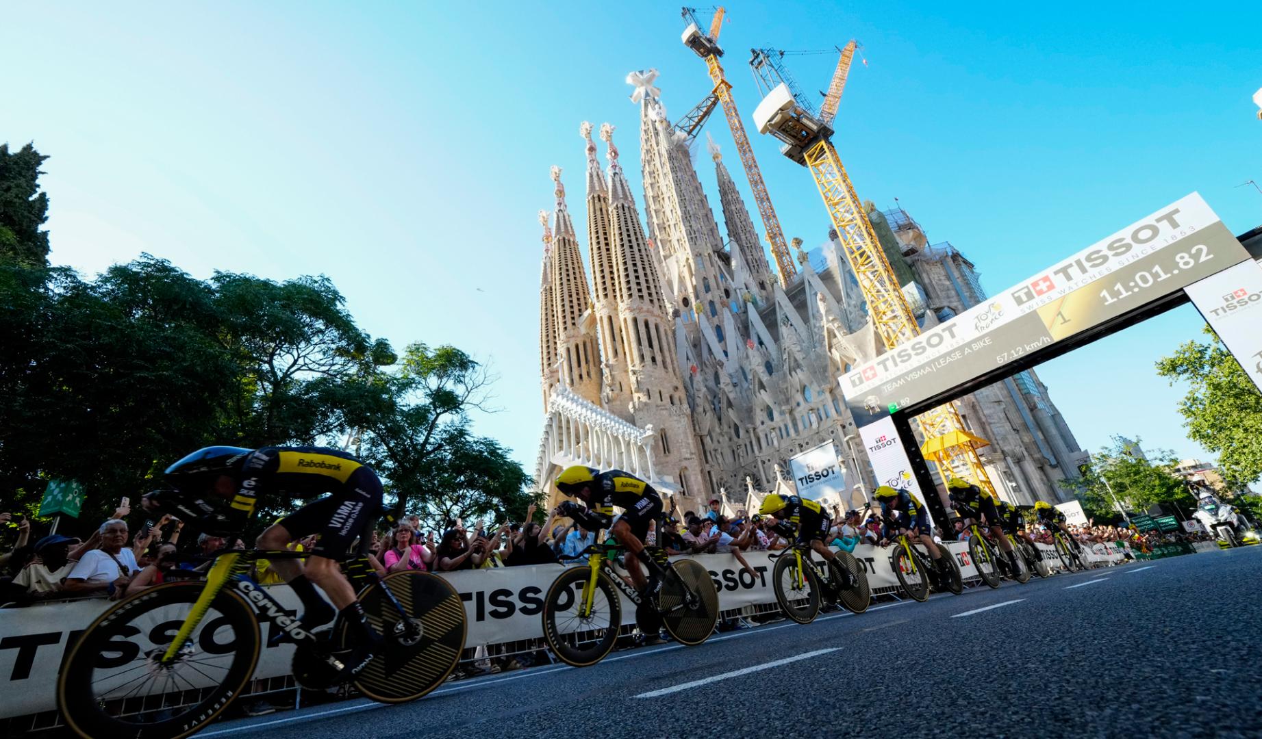 Ciclistas del equipo Visma | Lease a Bike durante la primera etapa del Tour de Francia, una contrarreloj por equipos de 19,6 kilómetros este sábado en Barcelona