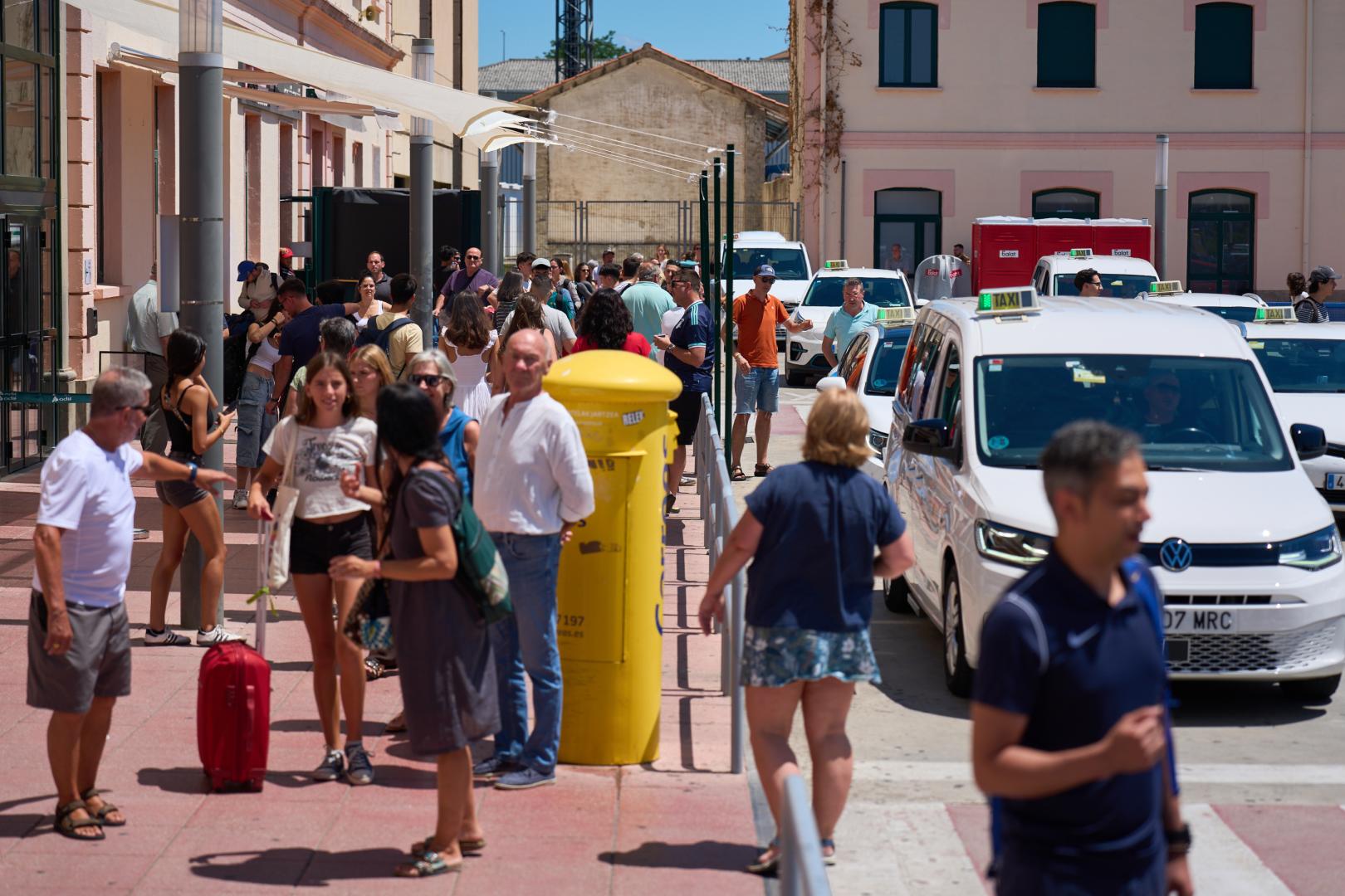 Turistas que llegan a la estación de tren para San Fermín