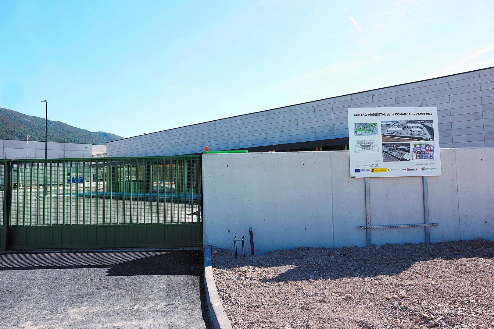 Vista del acceso a las instalaciones del centro de tratamiento de residuos construido en la Ciudad del Transporte, en el Valle de Elorz