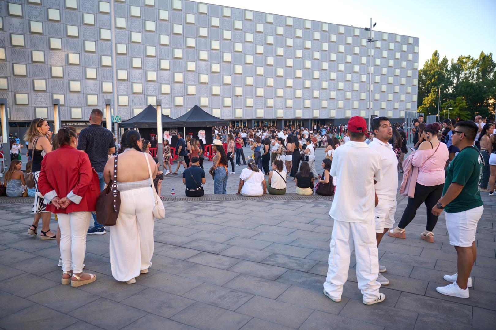 Varias personas esperando a entrar al concierto