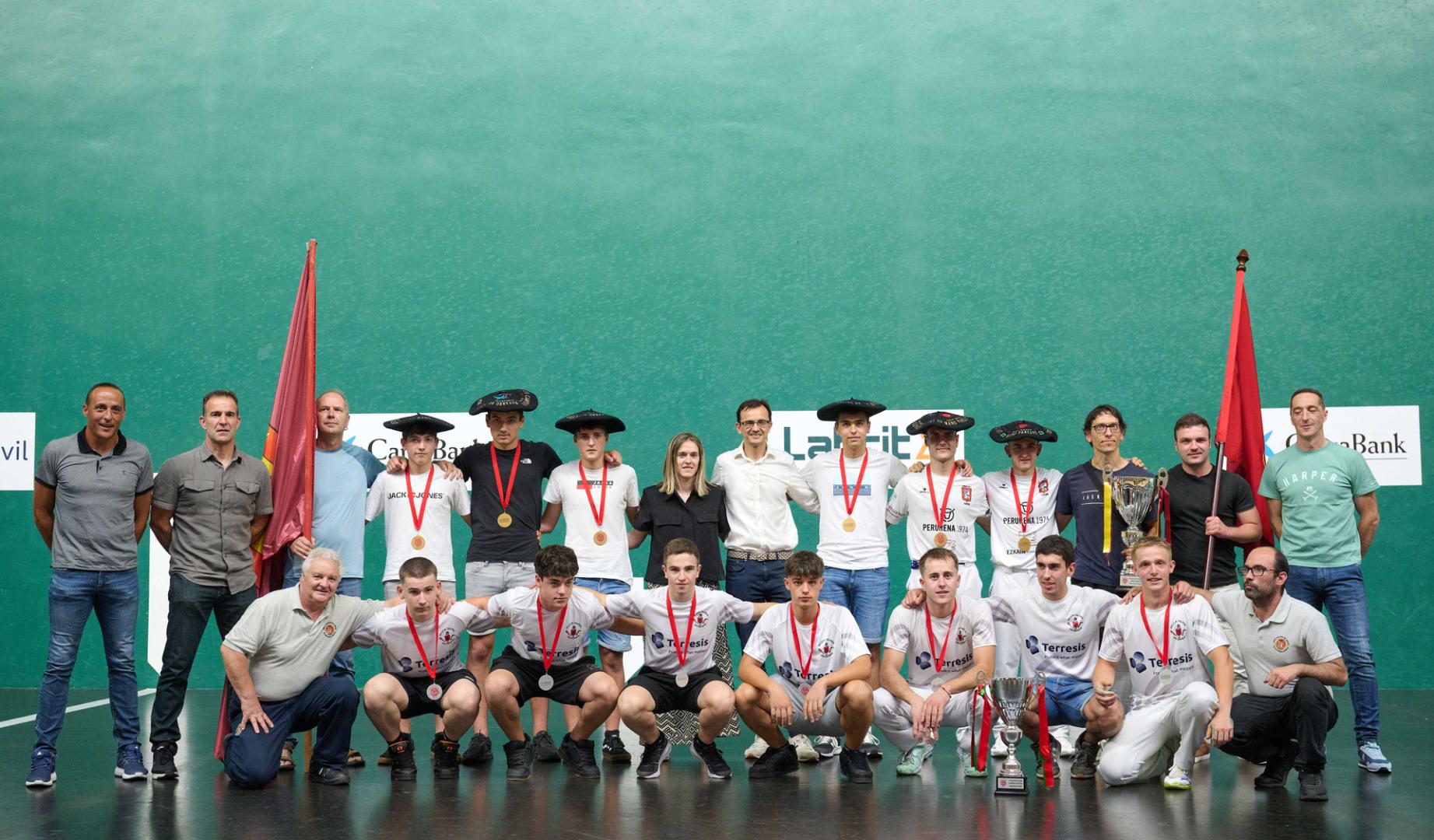 El podio final del Interpueblos de Navarra Absoluto con los campeones y subcampeones en el frontón Labrit