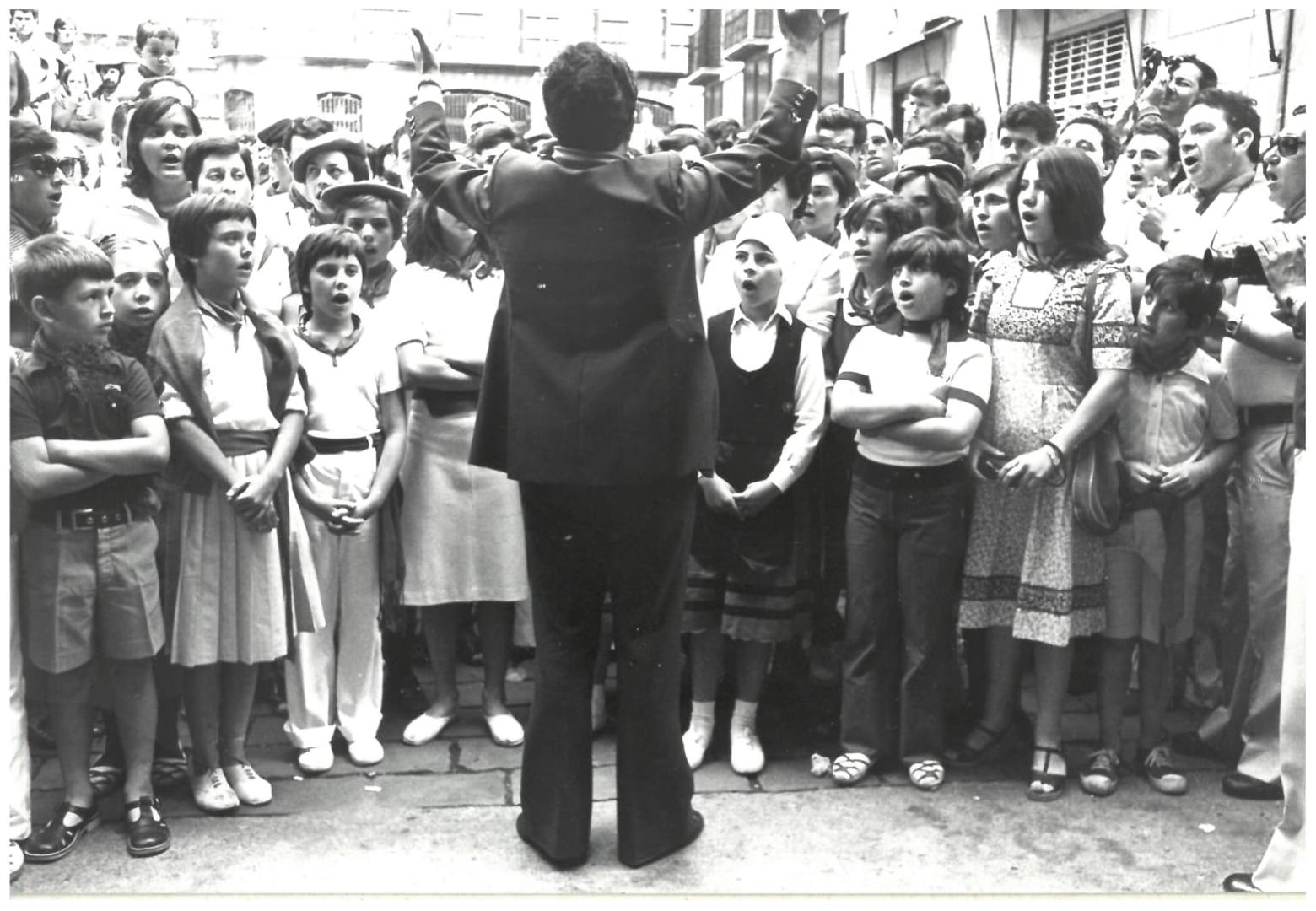 Joaquín Madurga dirige a la coral Santiago el 7 de julio de 1977.