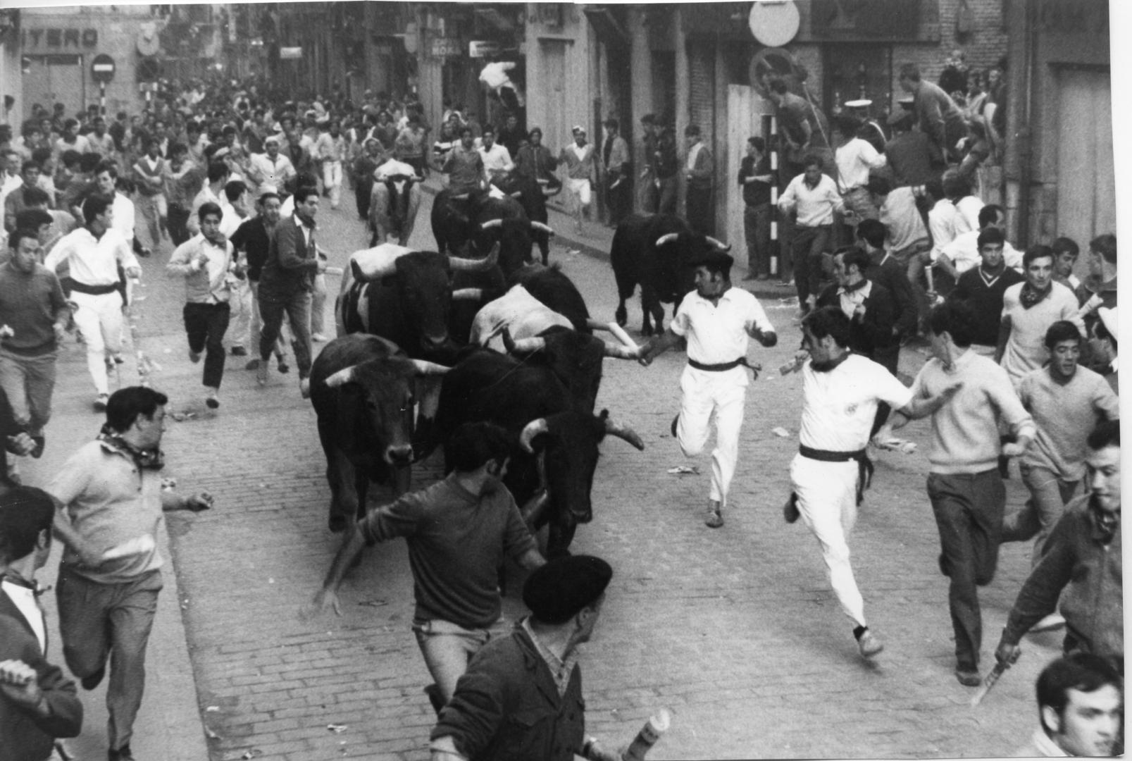 Imagen de un encierro en 1969, al final de la calle Estafeta.