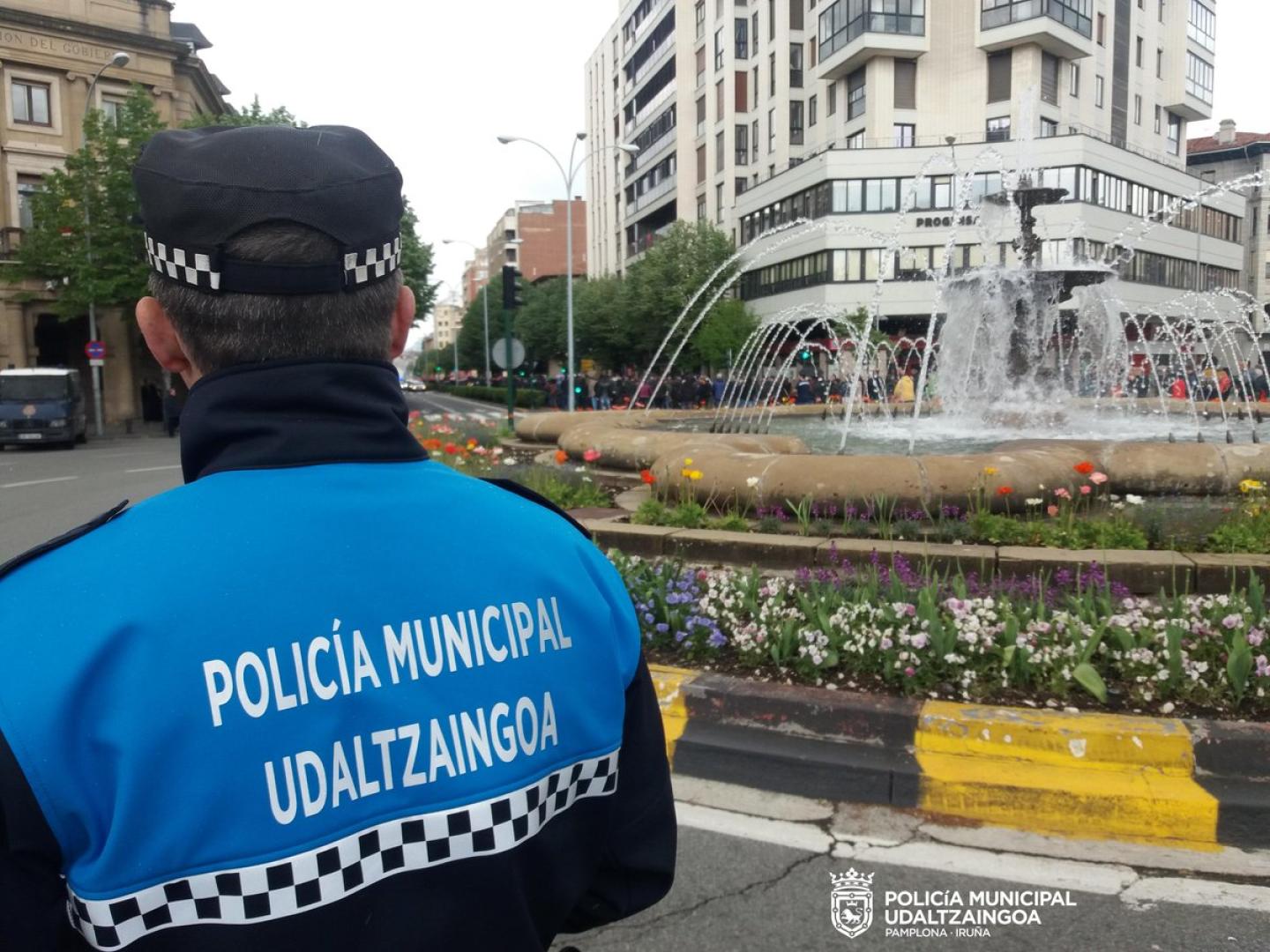 Policía Municipal en la plaza de Merindades