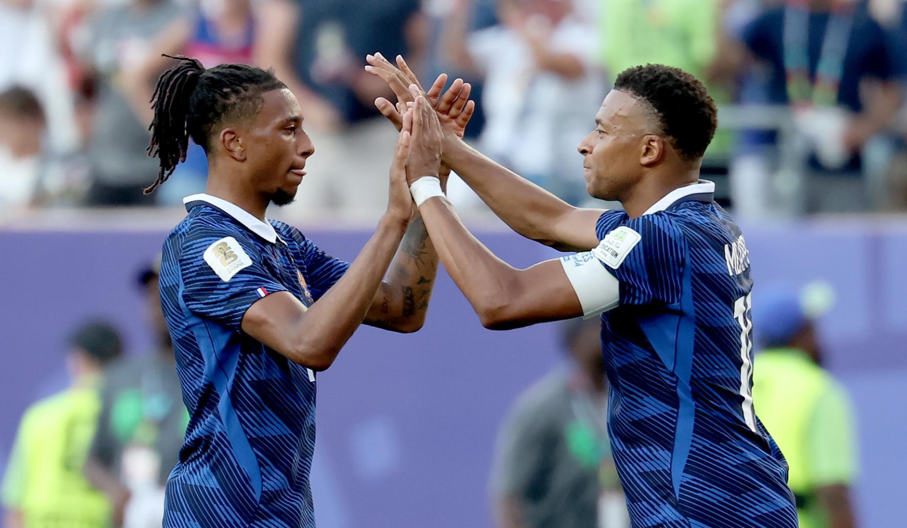Kylian Mbappe (Dcha.) celebra el gol con Michael Olise