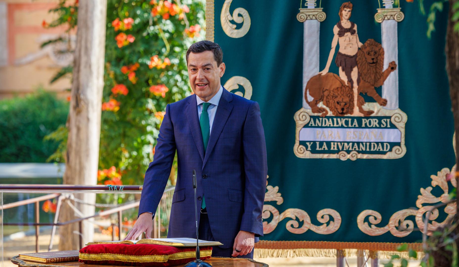 El líder del PP-A, Juanma Moreno, pronuncia la fórmula de juramento de su cargo para tomar posesión por tercera vez como presidente de la Junta