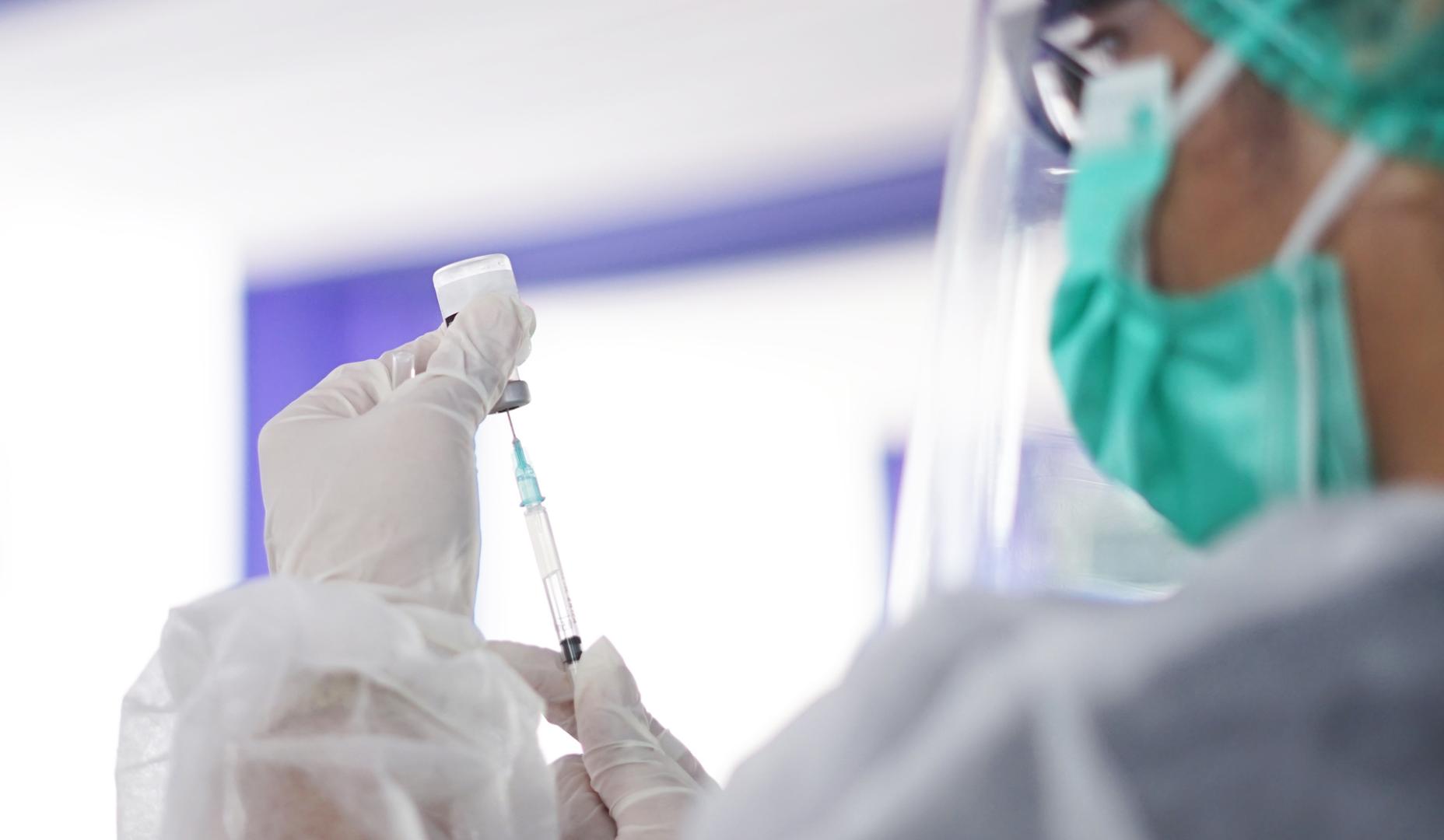 Un sanitario, preparando una inyección