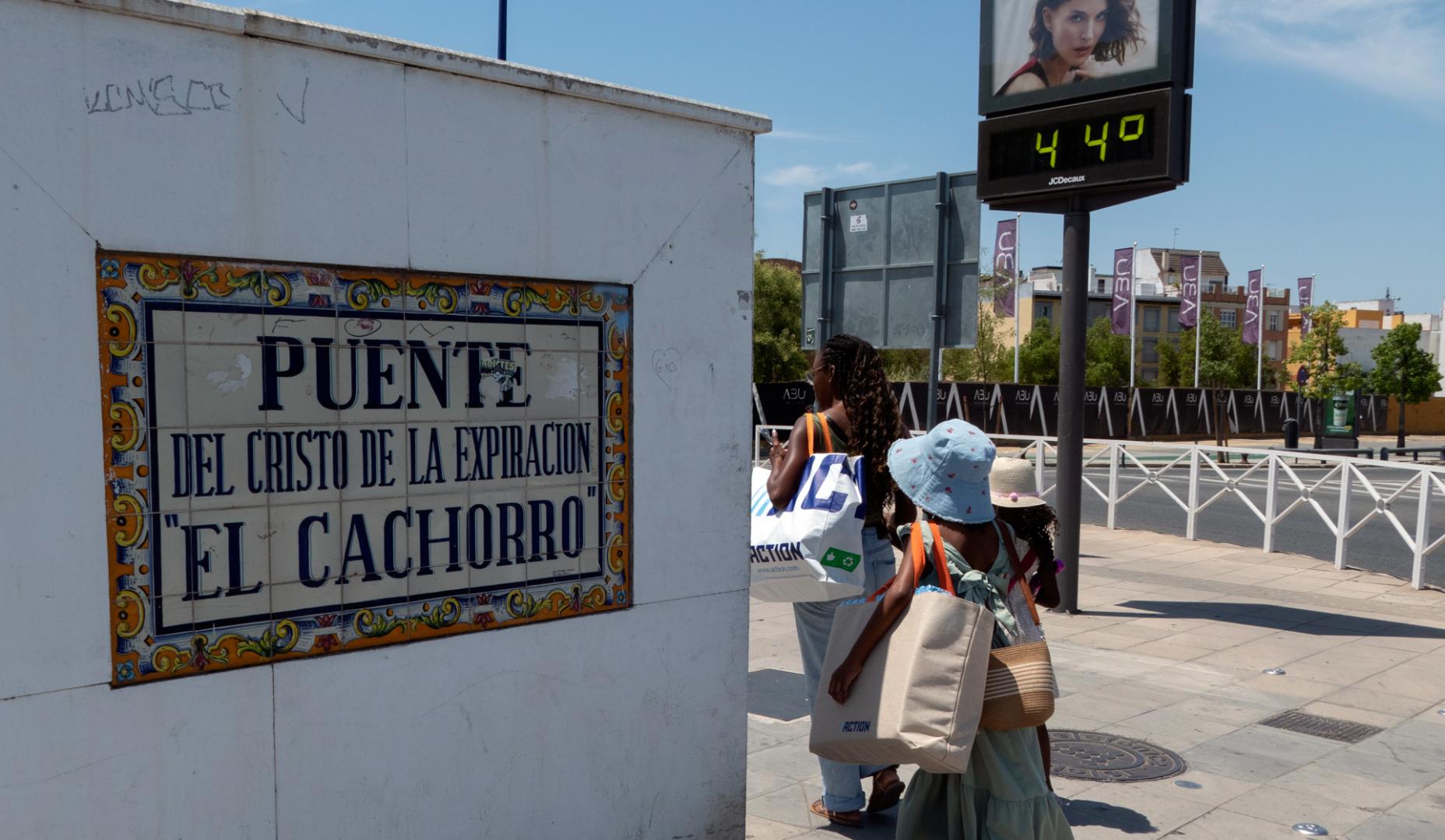 Un termómetro marca 44º en el conocido puente de 'El Cachorro', en Sevilla donde este domingo las temperaturas han superado los 40º