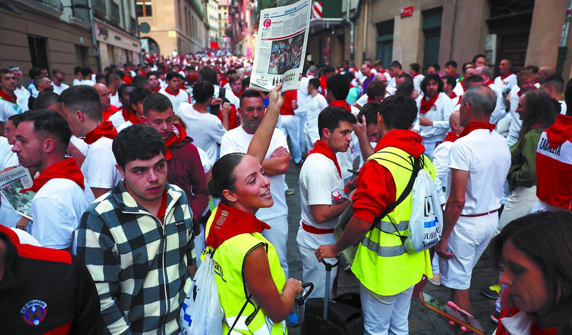 Una vendedora de Diario de Navarra, en la Cuesta de Santo Domingo