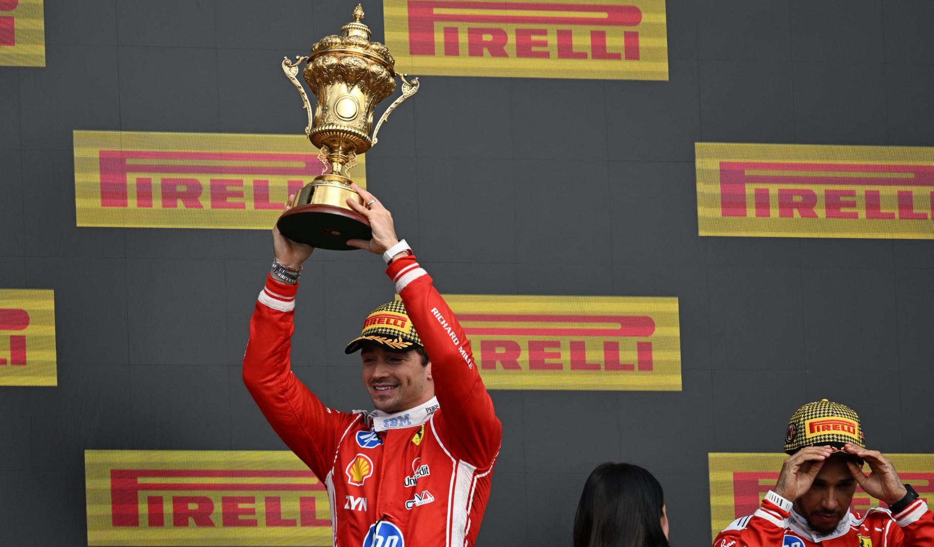 Charles Leclerc celebra su victoria en Silverstone junto a su compañero Lewis Hamilton, tercer clasificado