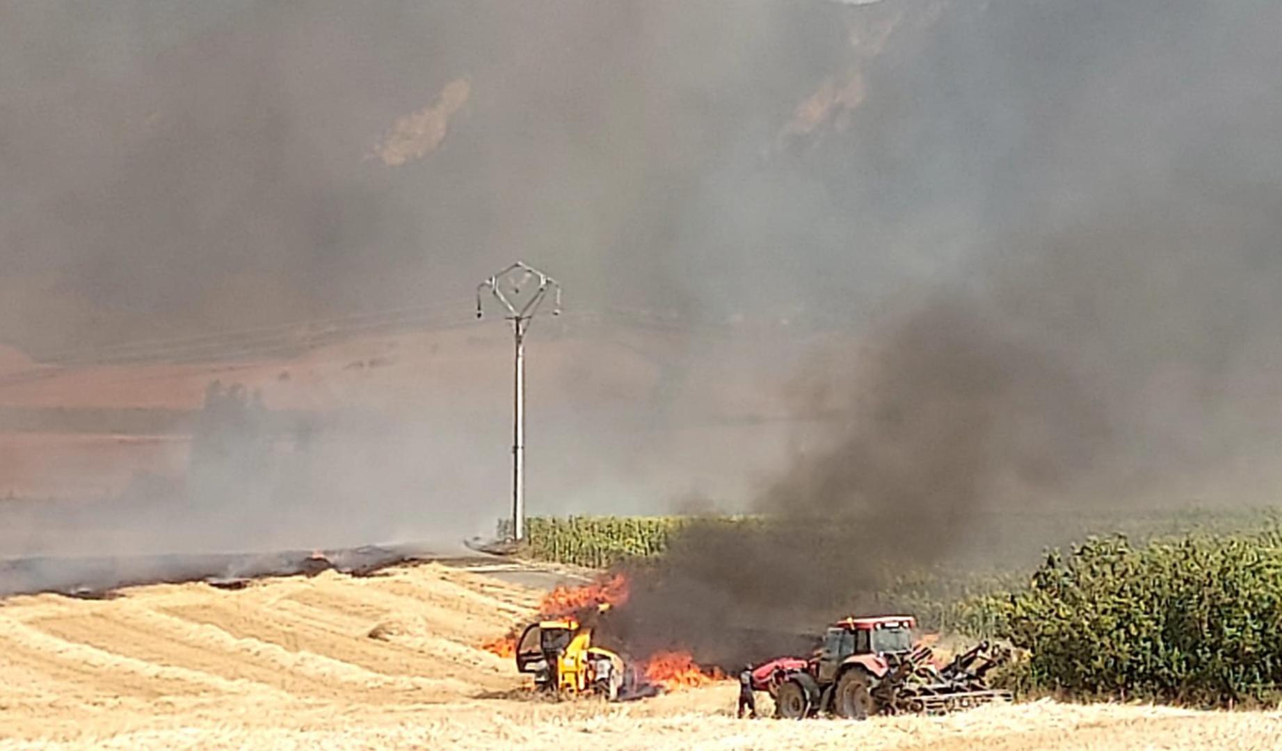 Calcinada la pala excavadora de un joven que colaboraba con la extinción del incendio de Imárcoain