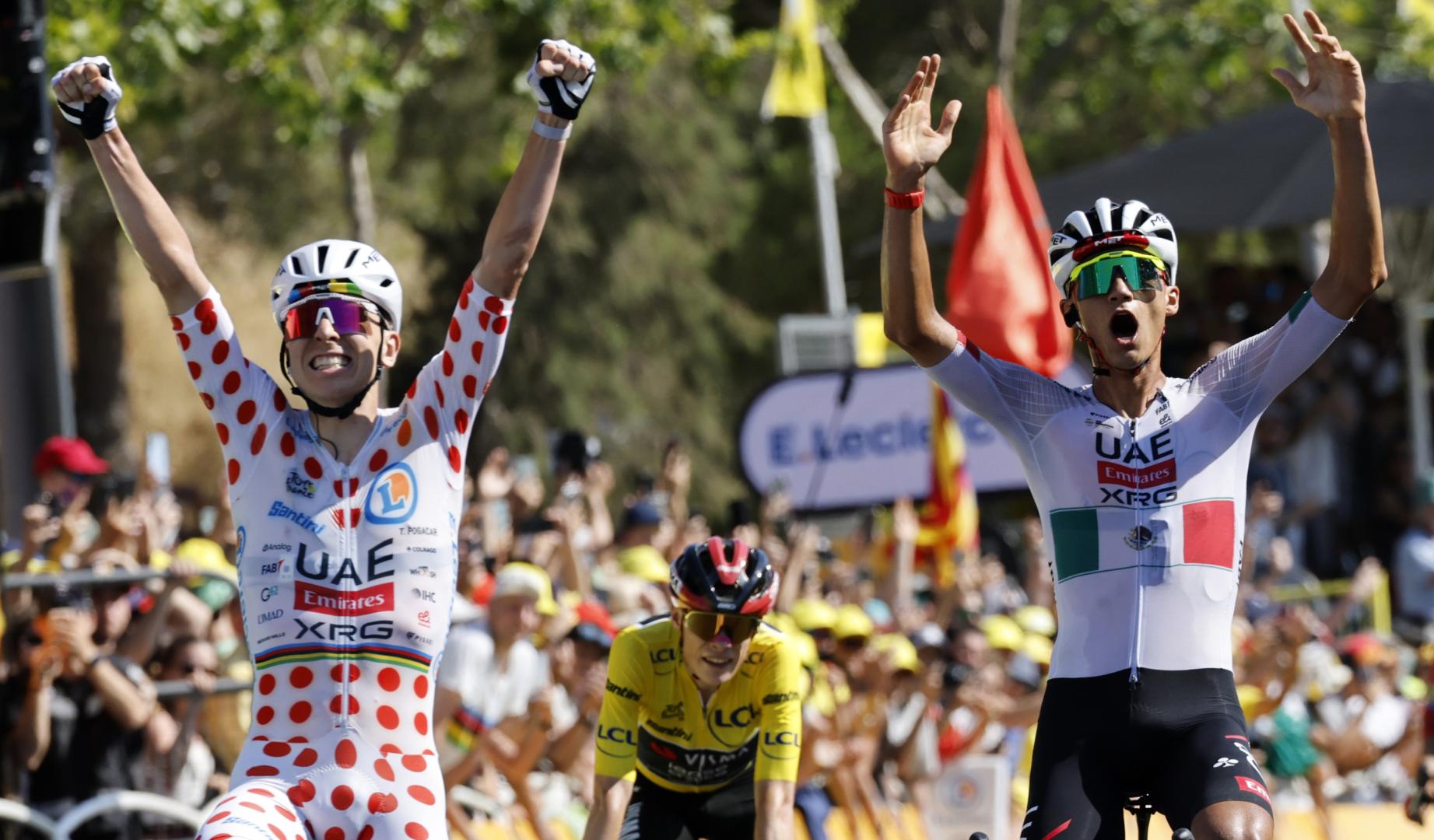 Isaac del Toro celebra su victoria en Montjuic y el doblete del equipo UAE. Detrás, cuarto en la etapa, el aún líder Jonas Vingegaard