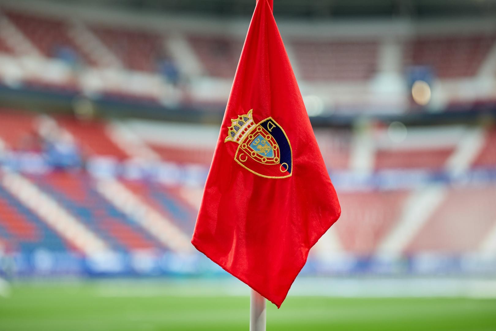 Un banderín con el escudo antiguo de Osasuna en El Sadar con motivo de la jornada retro de la pasada campaña