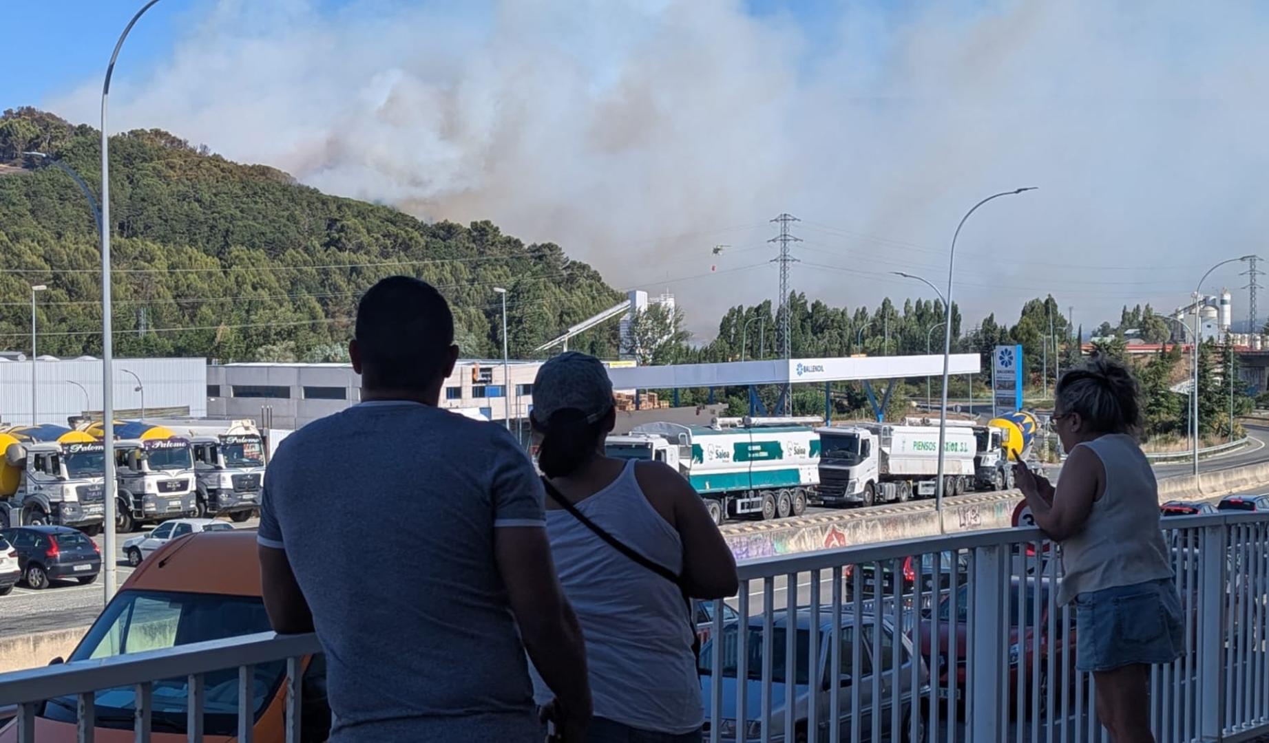 Los vecinos de Beriáin observan con tristeza el incendio en el pinar