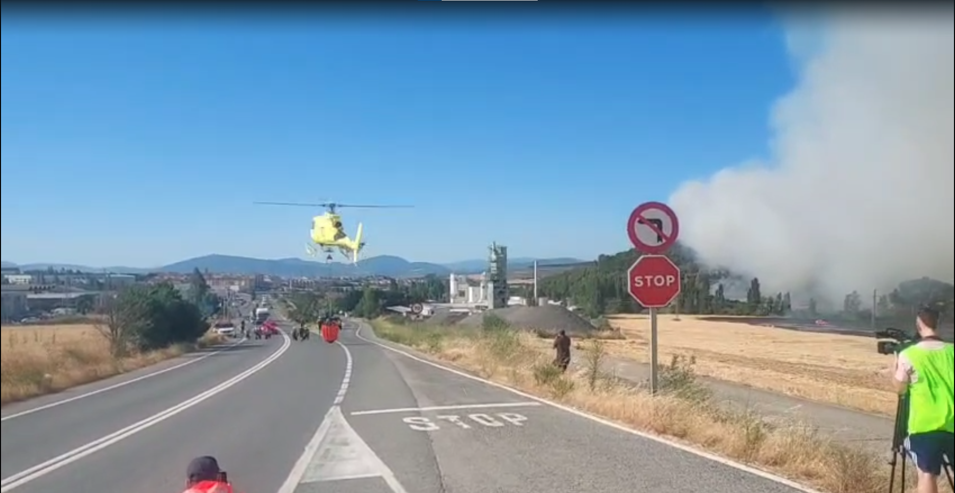 Vídeo de un helicóptero aterrizando sobre la N-121 durante el incendio en Imárcoain