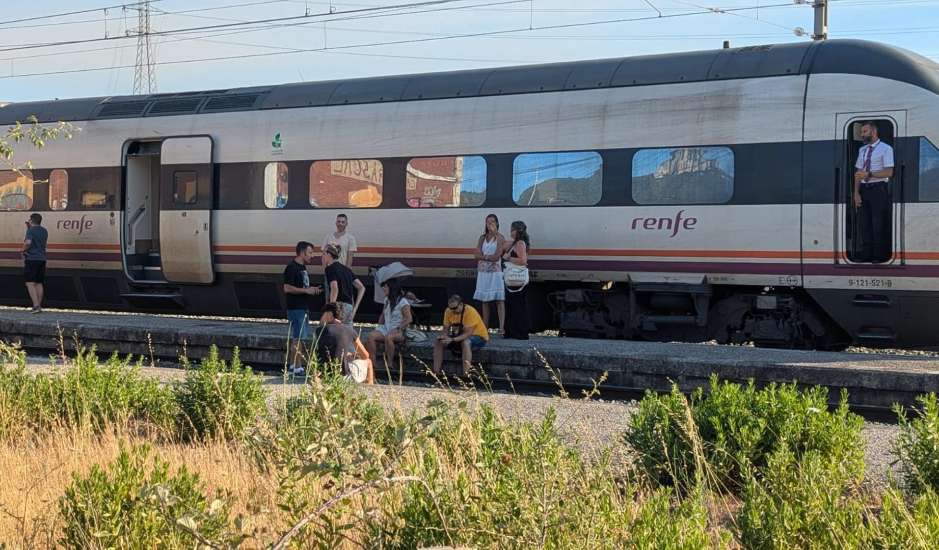 Pasajeros de un tren detenido en el Carrascal debido al incendio de Imárcoain