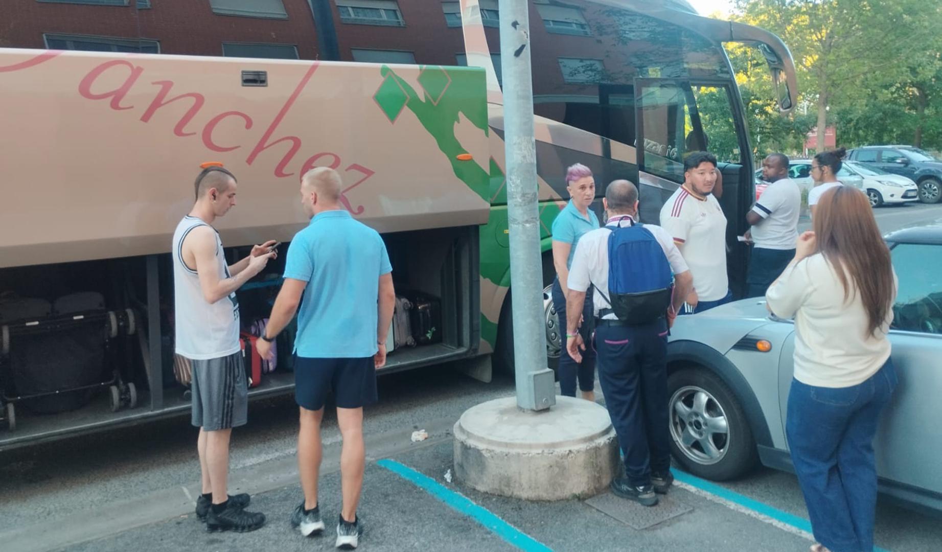 Pasajeros del tren que iba a Zaragoza se suben al autobús que les llevará hasta Tafalla