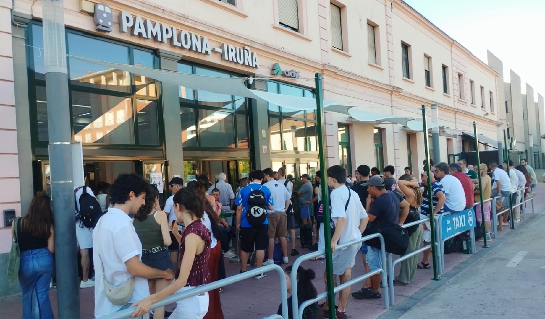 Estación de tren de Pamplona repleta de pasajeros tras el incendio de Imárcoain