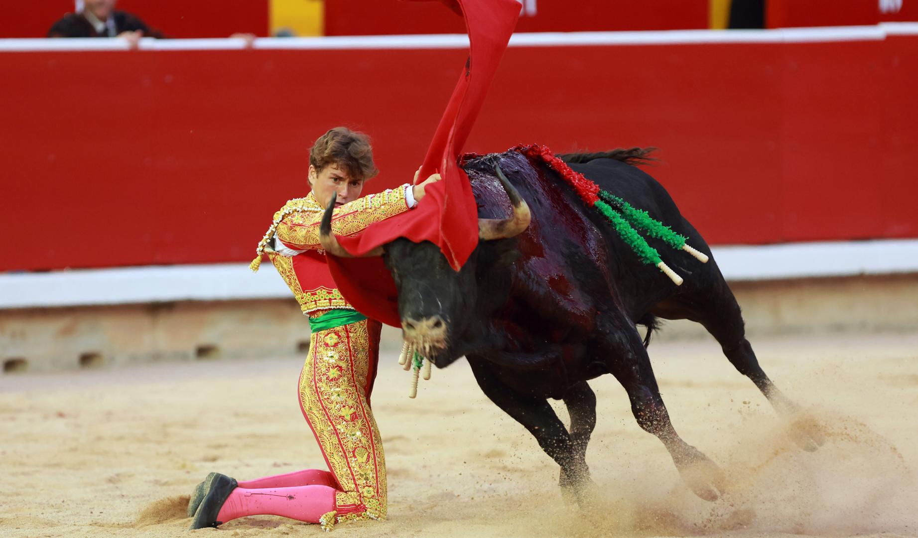 Ayudado por alto de rodillas de Álvaro Serrano al quinto novillo, que le cortó una oreja