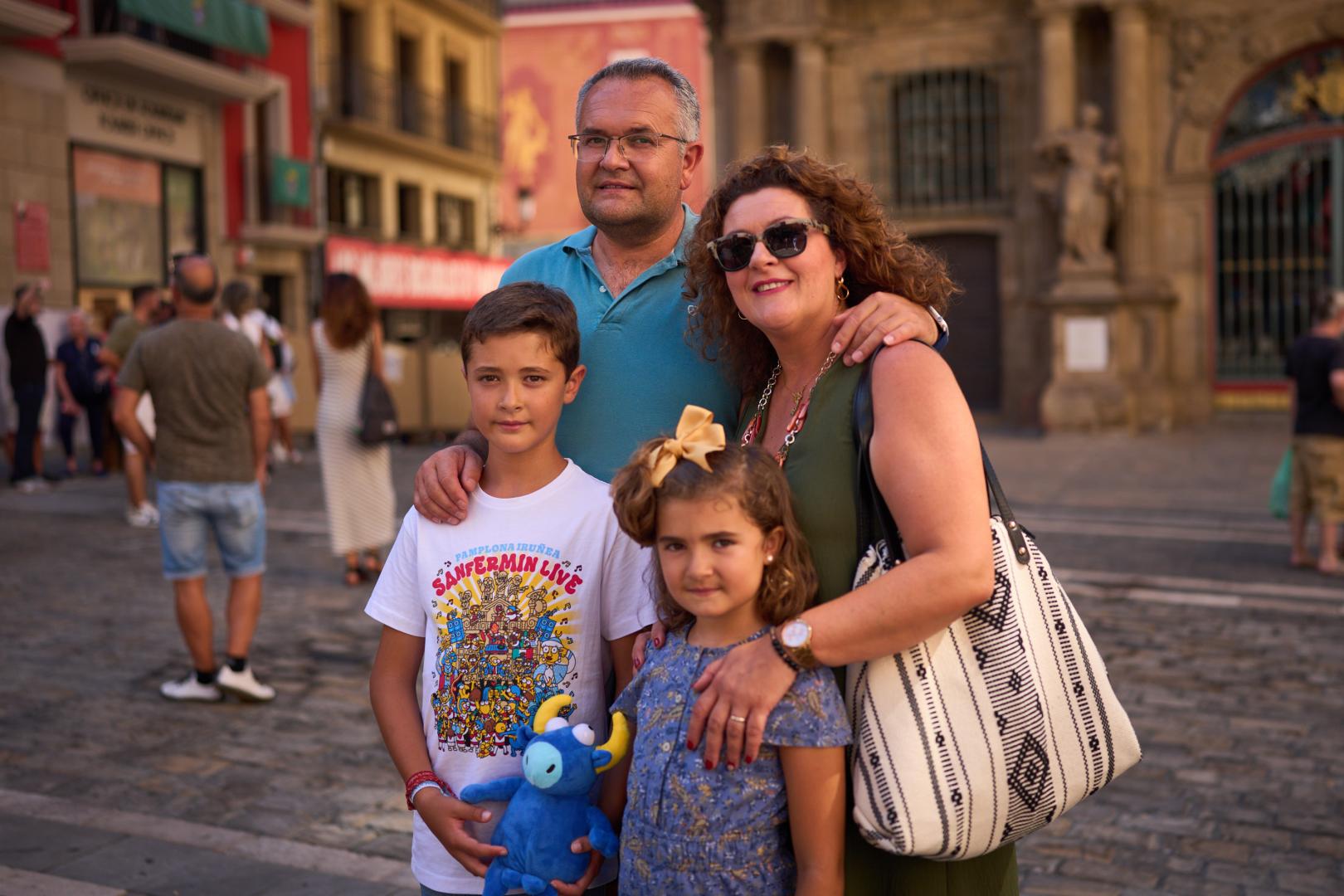 Juan Espinosa Valverde, con sus padres, Juan Antonio y Margarita, y su hermana Asunción, este 5 de julio por la tarde en la plaza del Ayuntamiento de Pamplona.
