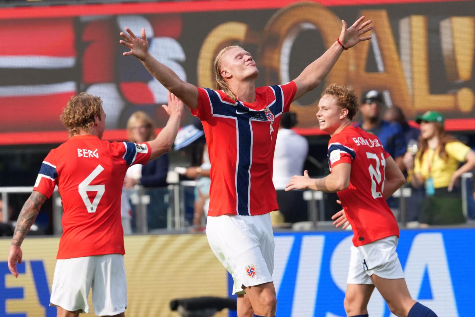 El noruego Haaland celebra uno de sus goles ante Brasil