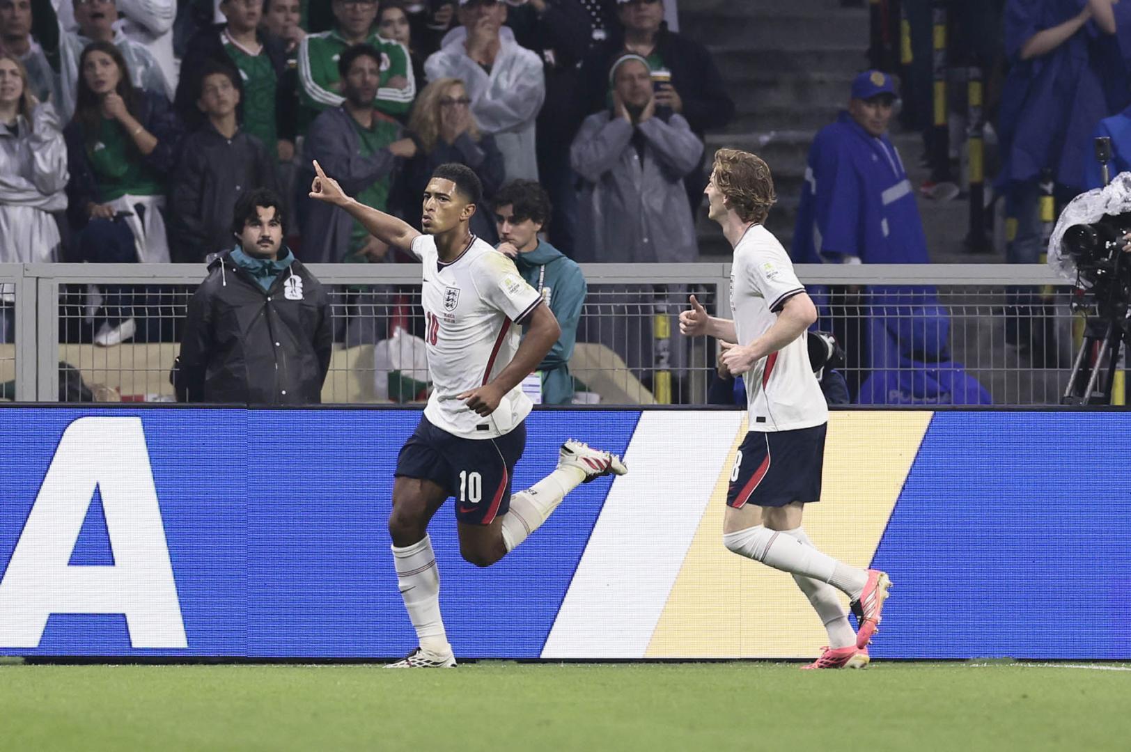 Bellingham, que hizo doblete, celebra uno de sus goles ante Inglaterra