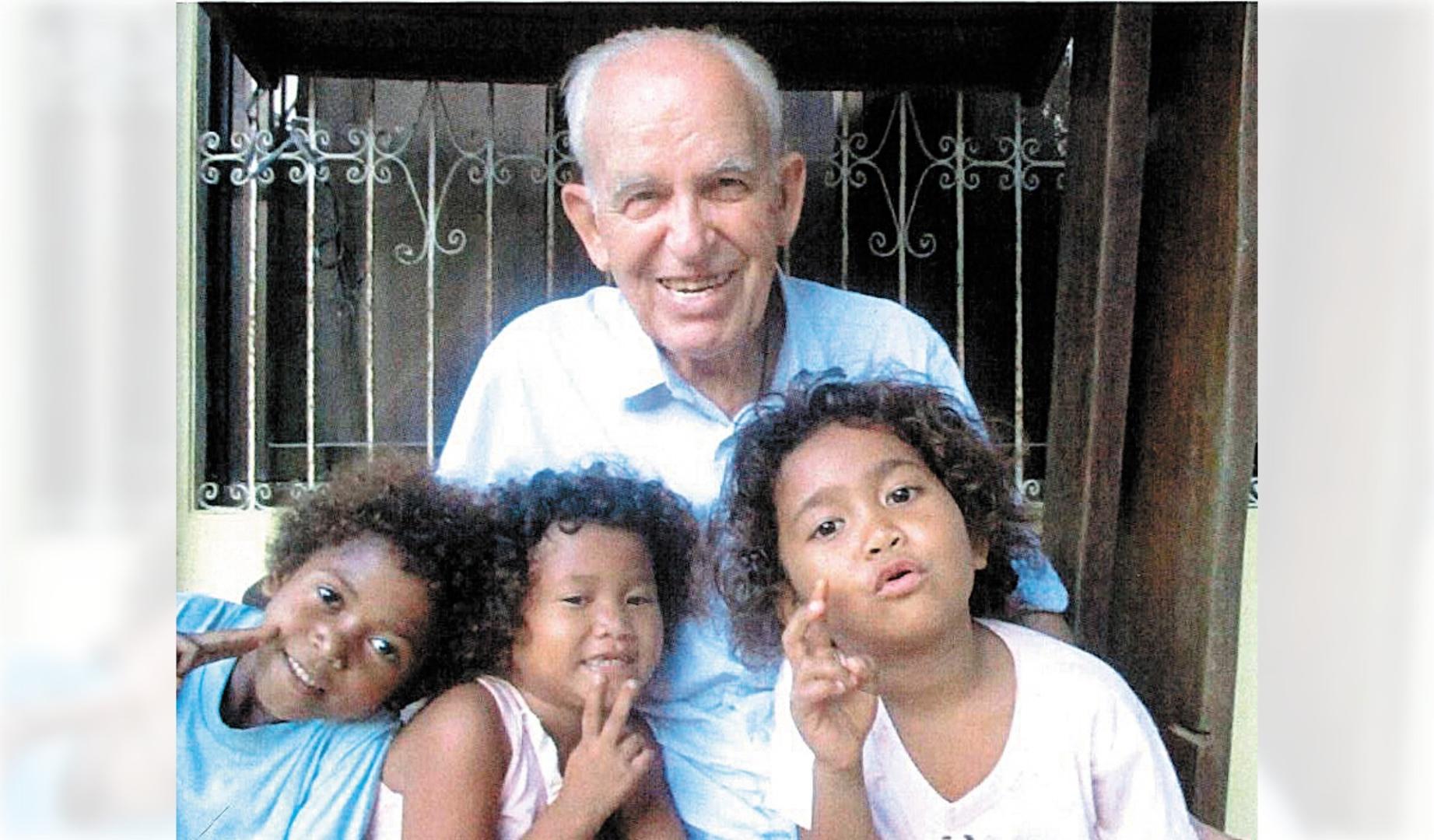 El misionero Jesús Lacarra, nacido en Funes, junto a tres jóvenes