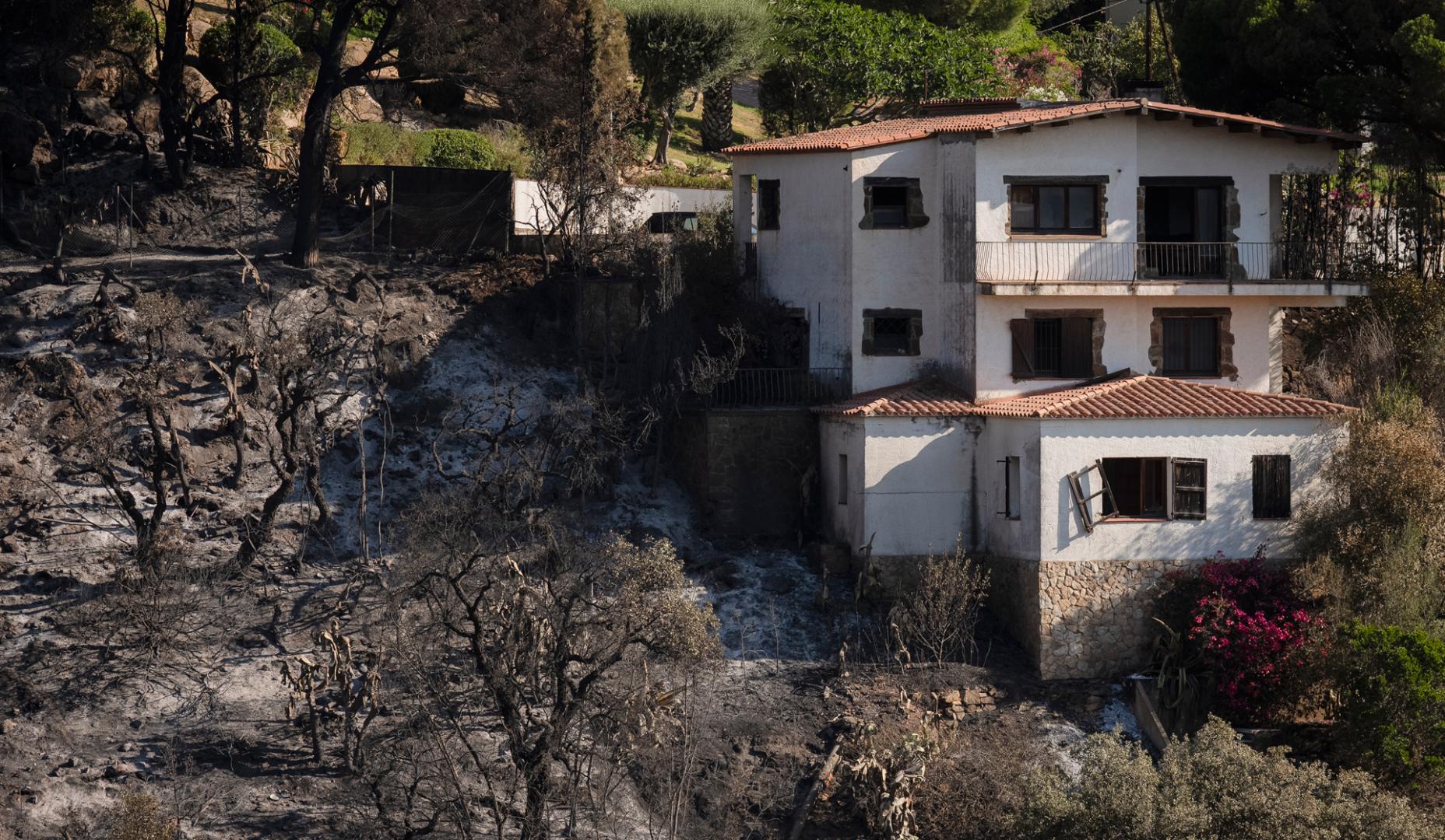 Vivienda alcanzada por el incendio en la localidad de Calonge (Girona)