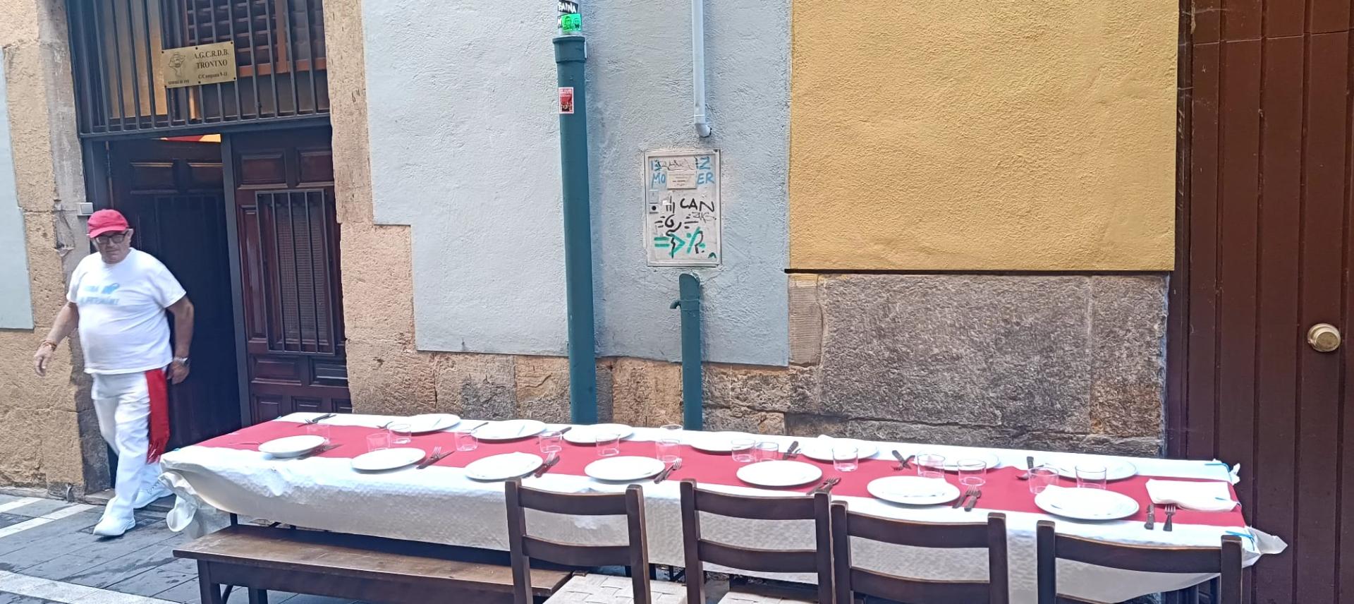 Mesa preparada para almorzar en la calle Ansoleaga.