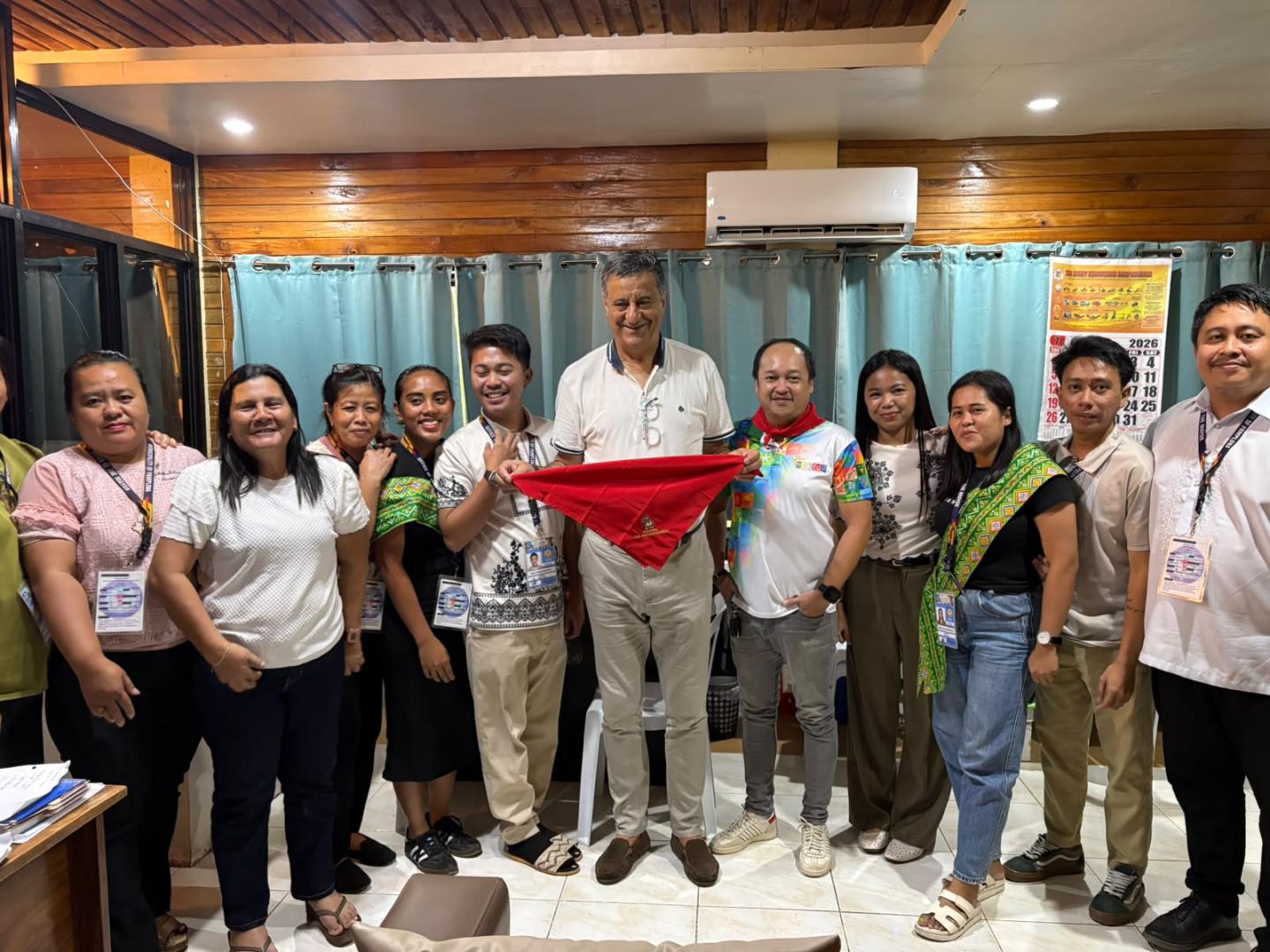 Javier Trigo, en el centro, con un grupo de filipinos en la ciudad de Pamplona (Negros Oriental, Filipinas), con el pañuelo rojo
