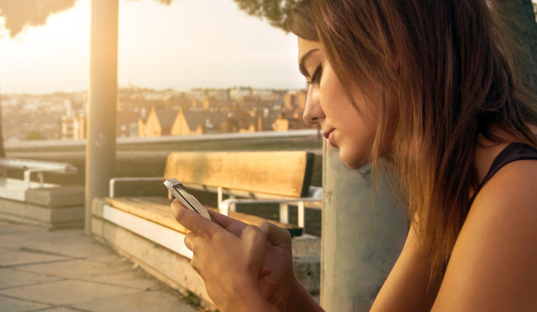 Una joven, con su teléfono móvil