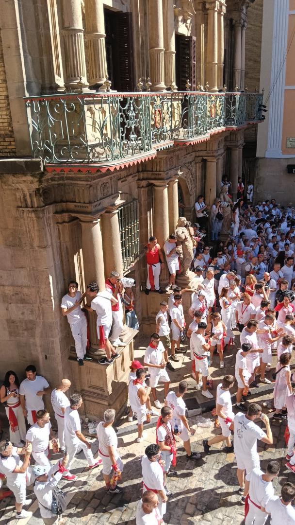 Fotógrafos con posturas imposibles apostados en la misma fachada del ayuntamiento dos horas antes del cohete