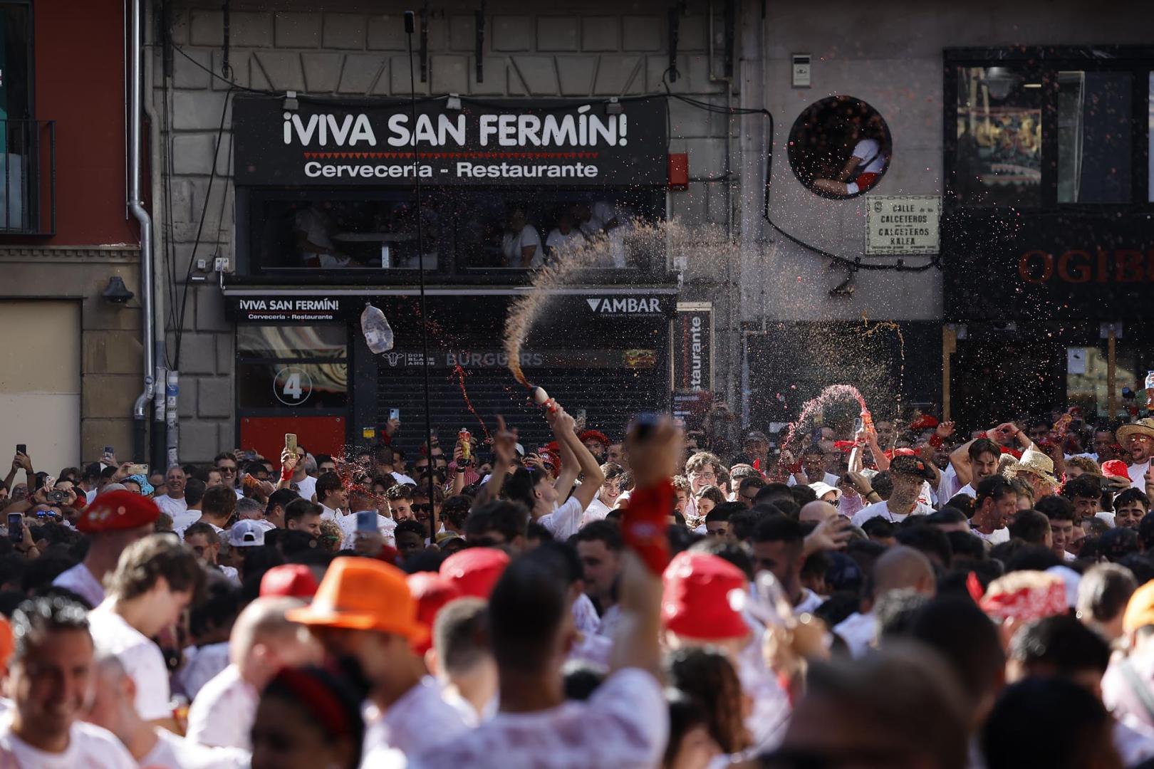 Ambiente en la Plaza del Ayuntamiento antes del Chupinazo